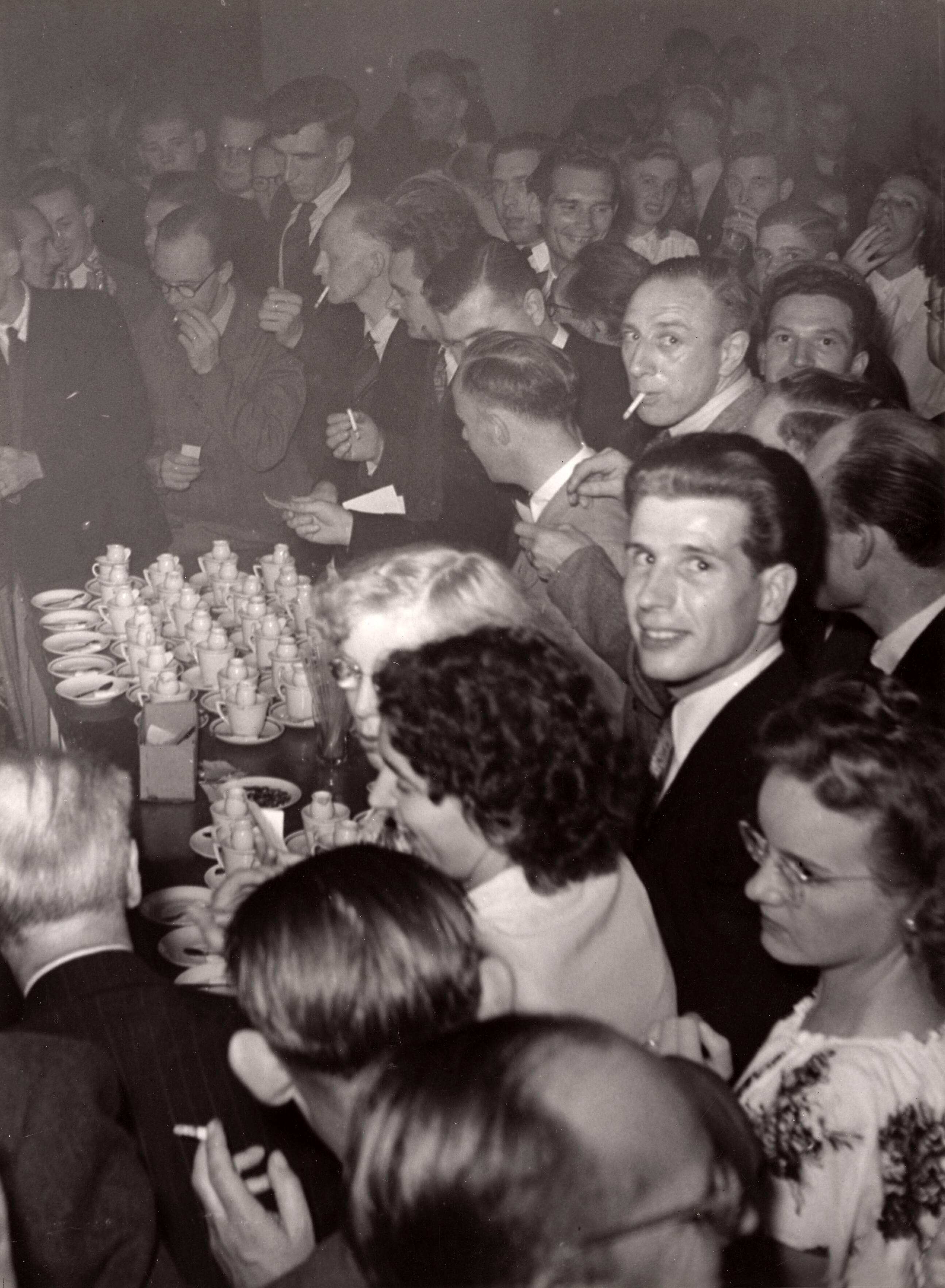 Drukkerij Spaarnestad — [40-jarig jubileum N.V. De Spaarnestad] [feestavond in de Stadsschouwburg] [drukte bij het buffet] — Foto: Fotograaf Onbekend / Fotobureau onbekend / Spaarnestad Photo (05887). Licentie: Set B: Rechtenvrij / Publiek Domein. Bron: Nationaal Archief. http://hdl.handle.net/10648/35429da6-3a0e-a382-e063-6df0900a6686