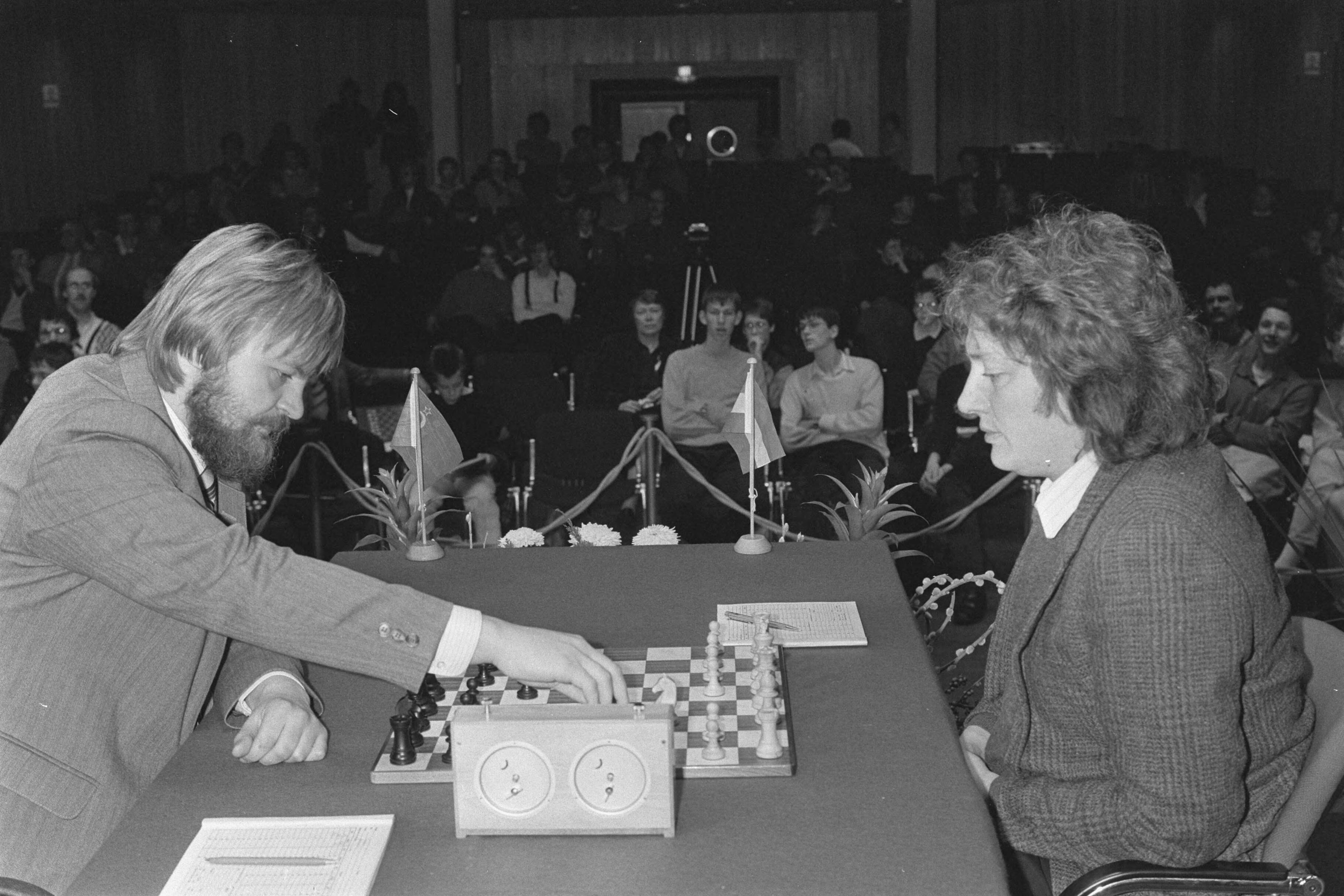 Fotocollectie Anefo — Schaaktweekamp Timman (r) en Joesoepov (l) in Hilversum (laatste ronde) — Foto: Croes, Rob C. / Anefo. Licentie: Set B: Rechtenvrij / Publiek Domein. Bron: Nationaal Archief. http://hdl.handle.net/10648/ad5aea0a-d0b4-102d-bcf8-003048976d84