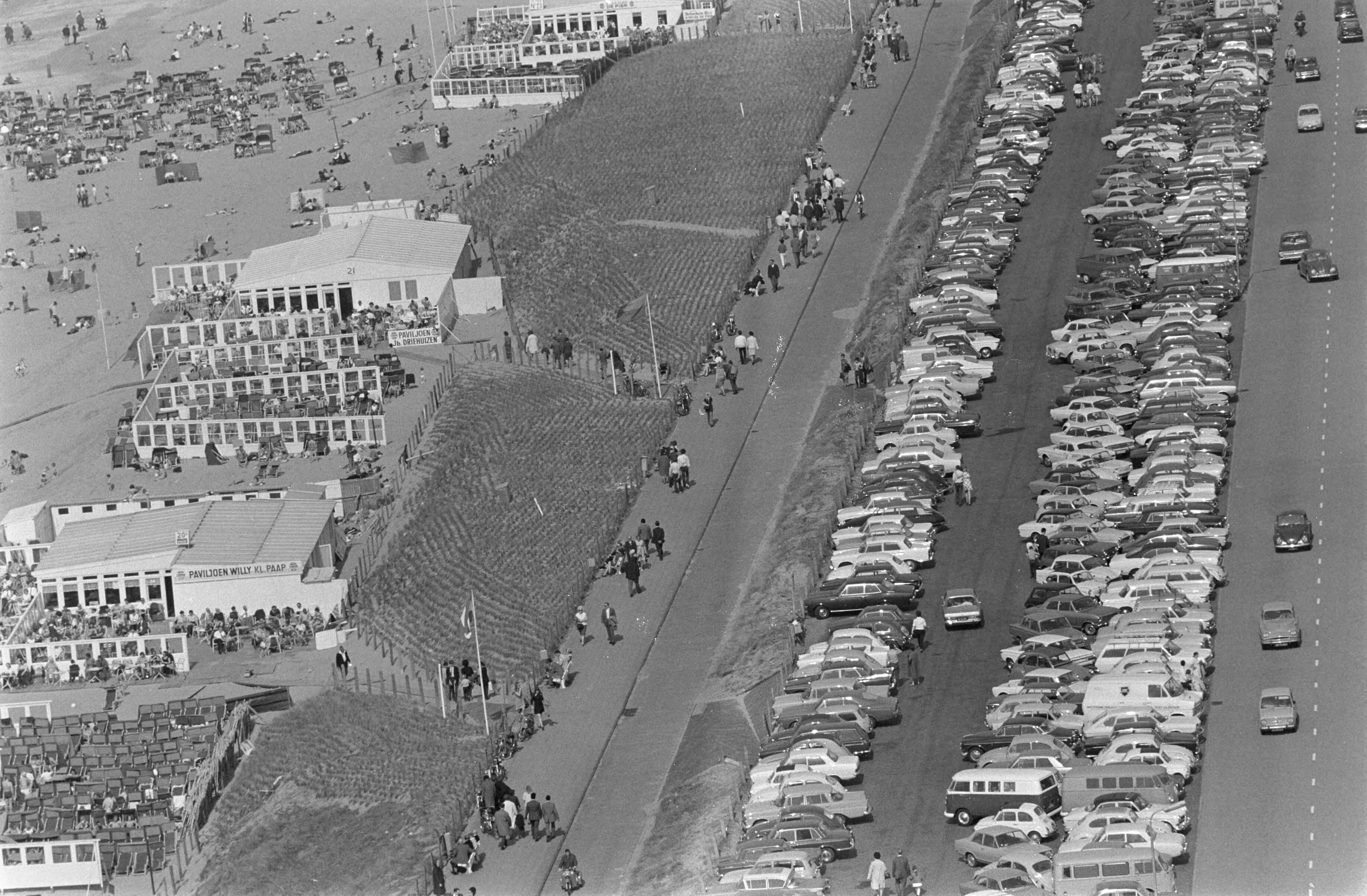 Fotocollectie Anefo — Zonaanbidders op strand Zandvoort boulevard — Foto: Evers, Joost / Anefo. Licentie: Set B: Rechtenvrij / Publiek Domein. Bron: Nationaal Archief. http://hdl.handle.net/10648/ab649eda-d0b4-102d-bcf8-003048976d84