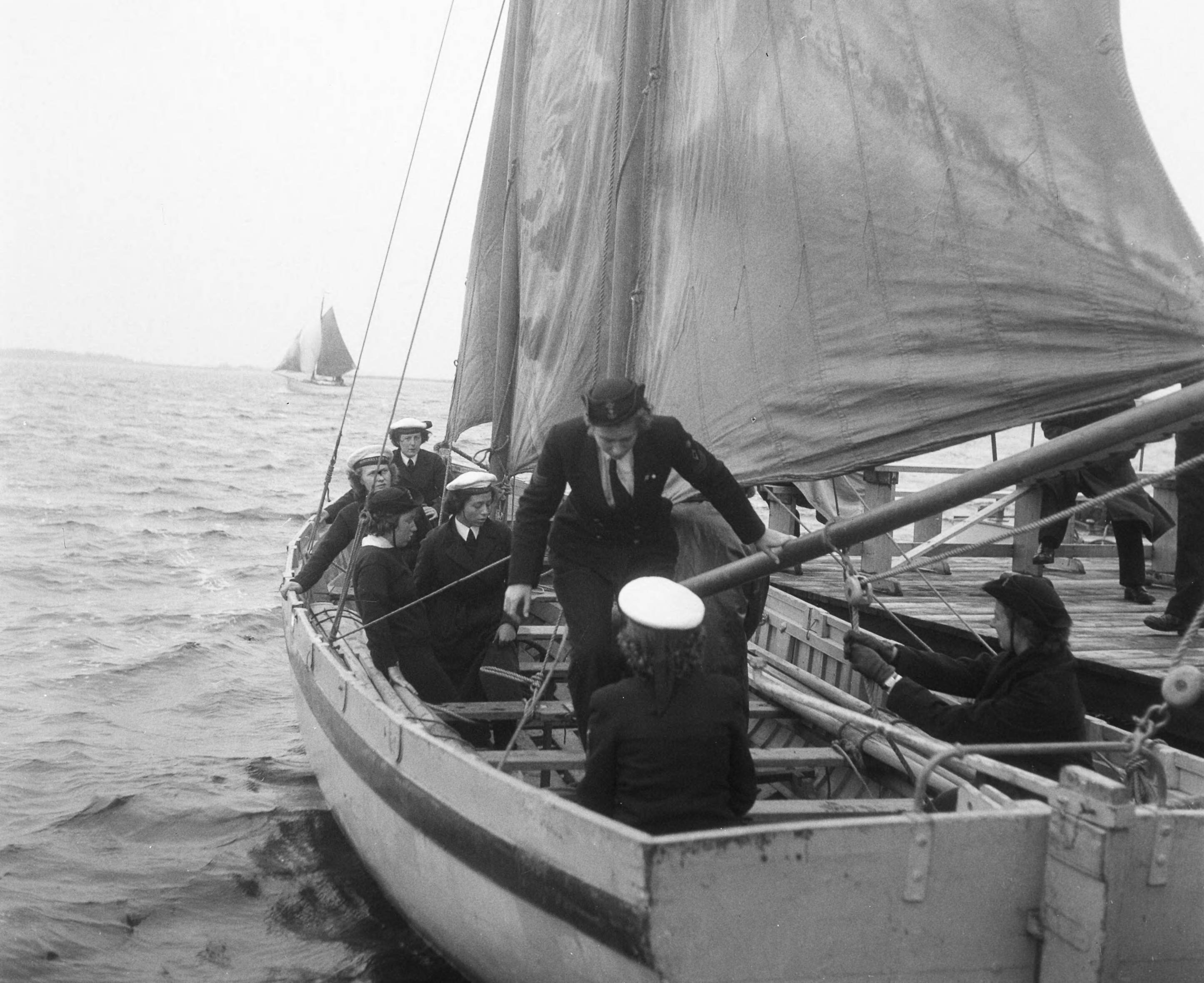 Fotocollectie Anefo — Zeilwedstrijd te Loosdrecht — Foto: Oorschot, […] van / Anefo. Licentie: Set B: Rechtenvrij / Publiek Domein. Bron: Nationaal Archief. http://hdl.handle.net/10648/a8de904e-d0b4-102d-bcf8-003048976d84