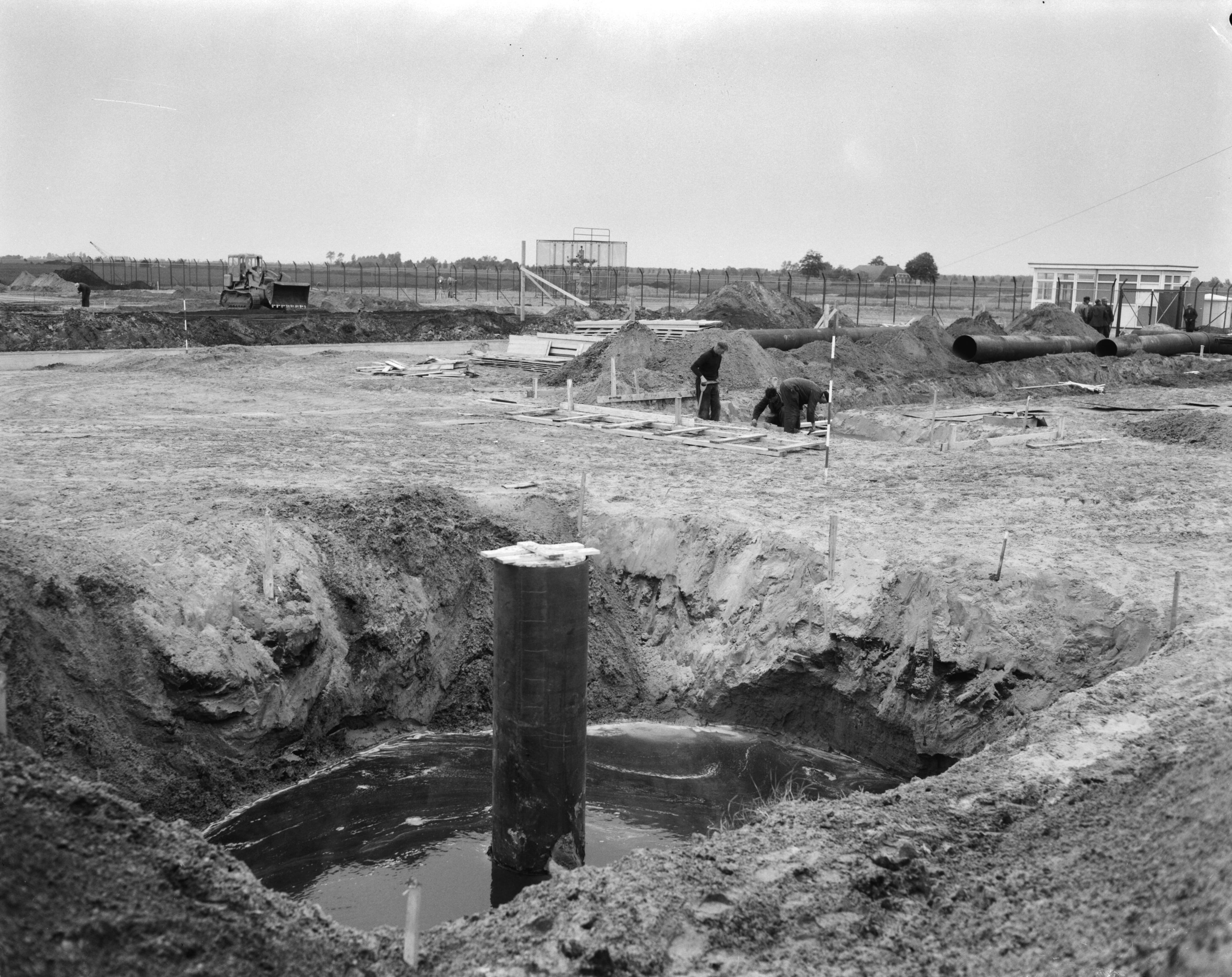 Fotocollectie Anefo — Gasbel te Slochteren. Werkzaamheden van de Nederlandse Gasunie — Foto: Bilsen, Joop van / Anefo. Licentie: Set B: Rechtenvrij / Publiek Domein. Bron: Nationaal Archief. http://hdl.handle.net/10648/aa3aeef6-d0b4-102d-bcf8-003048976d84