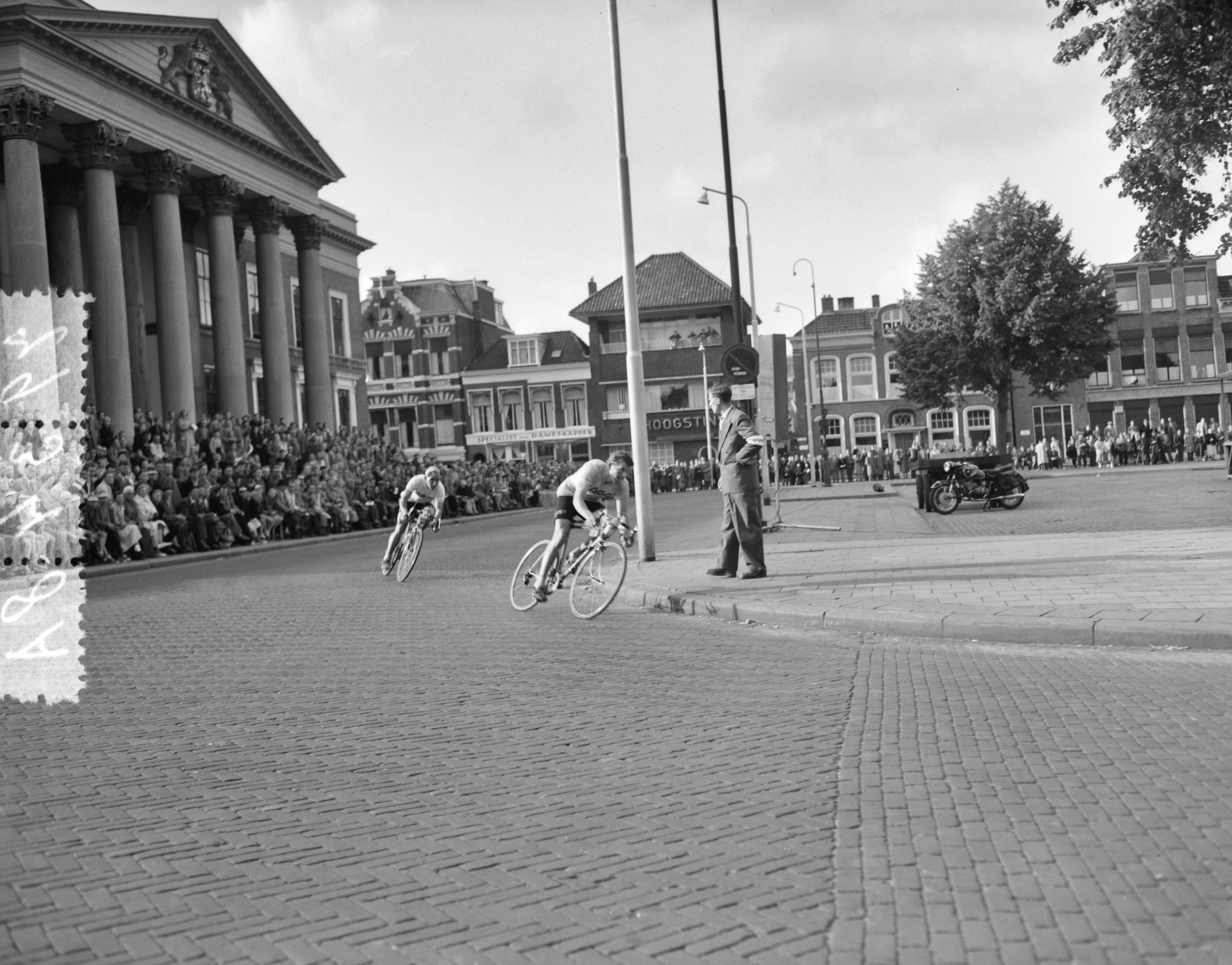 Fotocollectie Anefo — Ronde van Nederland tweede dag (etappe Meppel-Leeuwarden), aankomst te Leeuwarden — Foto: Pot, Harry / Anefo. Licentie: Set B: Rechtenvrij / Publiek Domein. Bron: Nationaal Archief. http://hdl.handle.net/10648/ad77bf5e-d0b4-102d-bcf8-003048976d84
