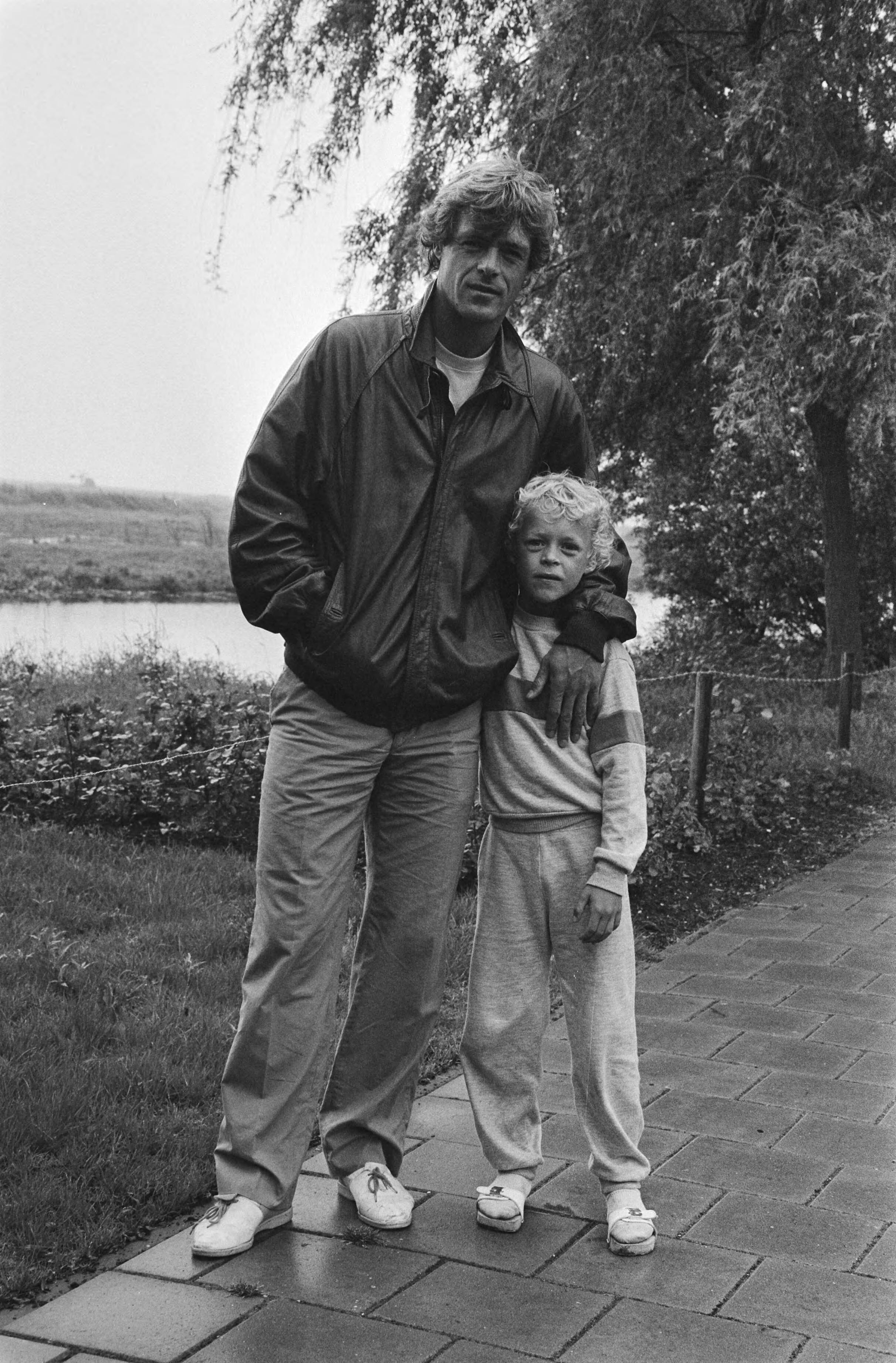 Fotocollectie Anefo — Voetballer Johnny Rep in zijn woonplaats Jisp. Met zijn zoontje — Foto: Bogaerts, Rob / Anefo. Licentie: Set B: Rechtenvrij / Publiek Domein. Bron: Nationaal Archief. http://hdl.handle.net/10648/ad2b322e-d0b4-102d-bcf8-003048976d84