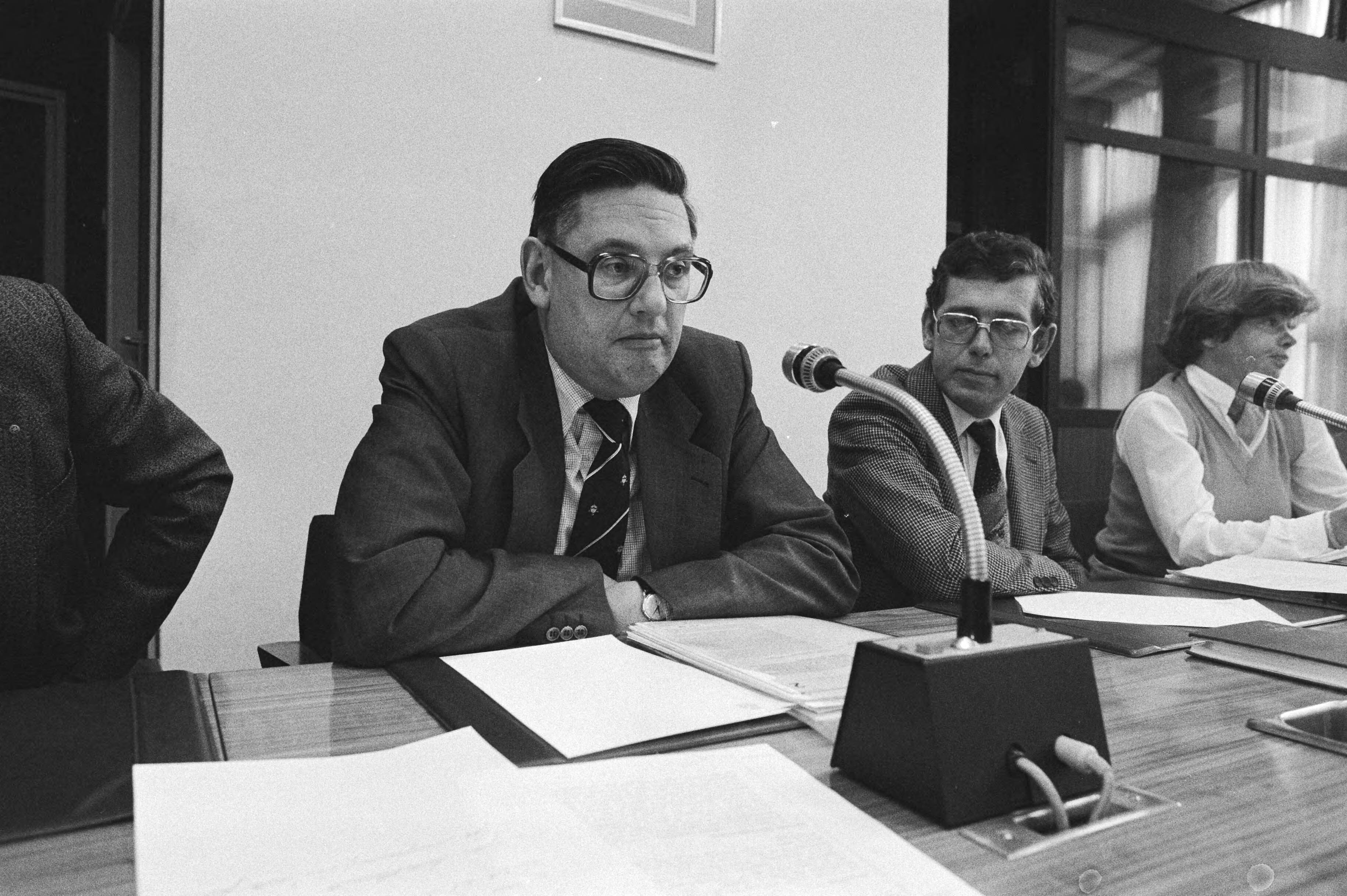 Fotocollectie Anefo — Vaste Kamercommissie vergaderde in Den Haag voor kernenergie, Minister Van Aardenne met rechts naast zich voorzitter Houwelingen — Foto: Dijk, Hans van / Anefo. Licentie: Set B: Rechtenvrij / Publiek Domein. Bron: Nationaal Archief. http://hdl.handle.net/10648/aceaf1c8-d0b4-102d-bcf8-003048976d84