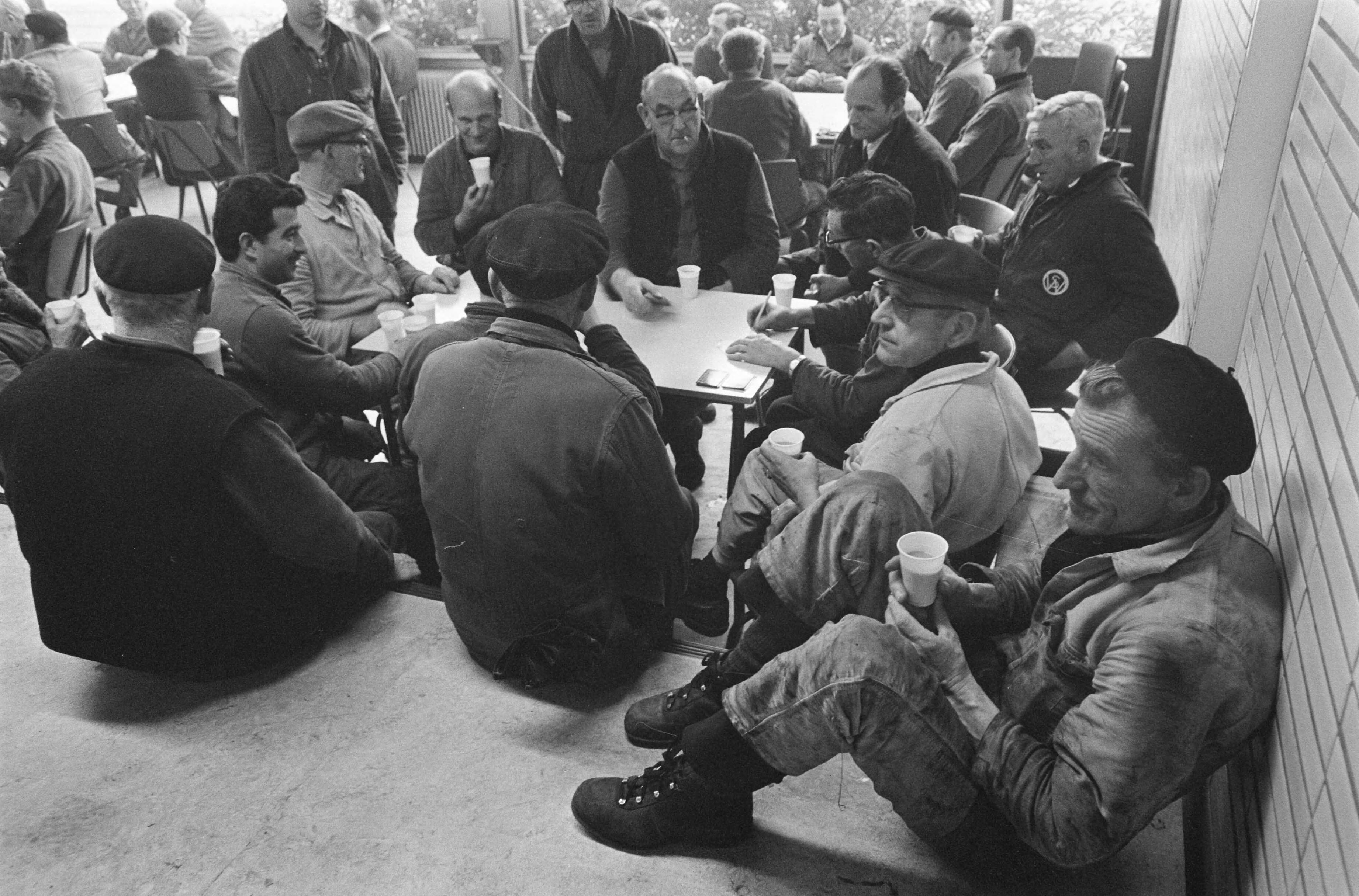 Fotocollectie Anefo — Staking bij Werkspoor Utrecht duurt voort. Stakers doen spelletjes — Foto: Evers, Joost / Anefo. Licentie: Set B: Rechtenvrij / Publiek Domein. Bron: Nationaal Archief. http://hdl.handle.net/10648/ab8145b2-d0b4-102d-bcf8-003048976d84