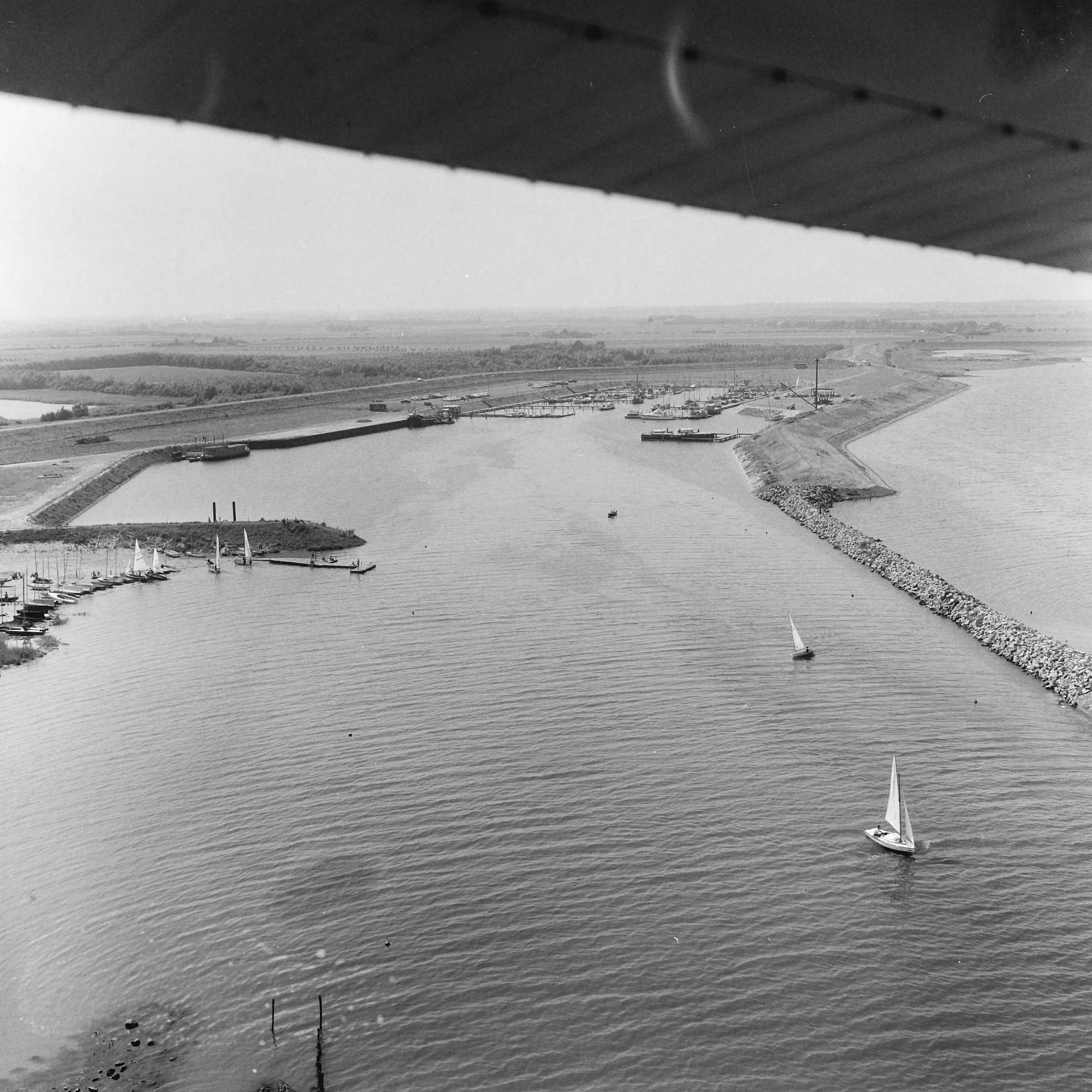 Fotocollectie Nederlandse Heidemaatschappij — Luchtopname. Jachthaven Vrouwenpolder (Zeeland) — Foto: Fotograaf Onbekend / Heidemij. Licentie: Set B: Rechtenvrij / Publiek Domein. Bron: Nationaal Archief. http://hdl.handle.net/10648/ae4f829a-d0b4-102d-bcf8-003048976d84