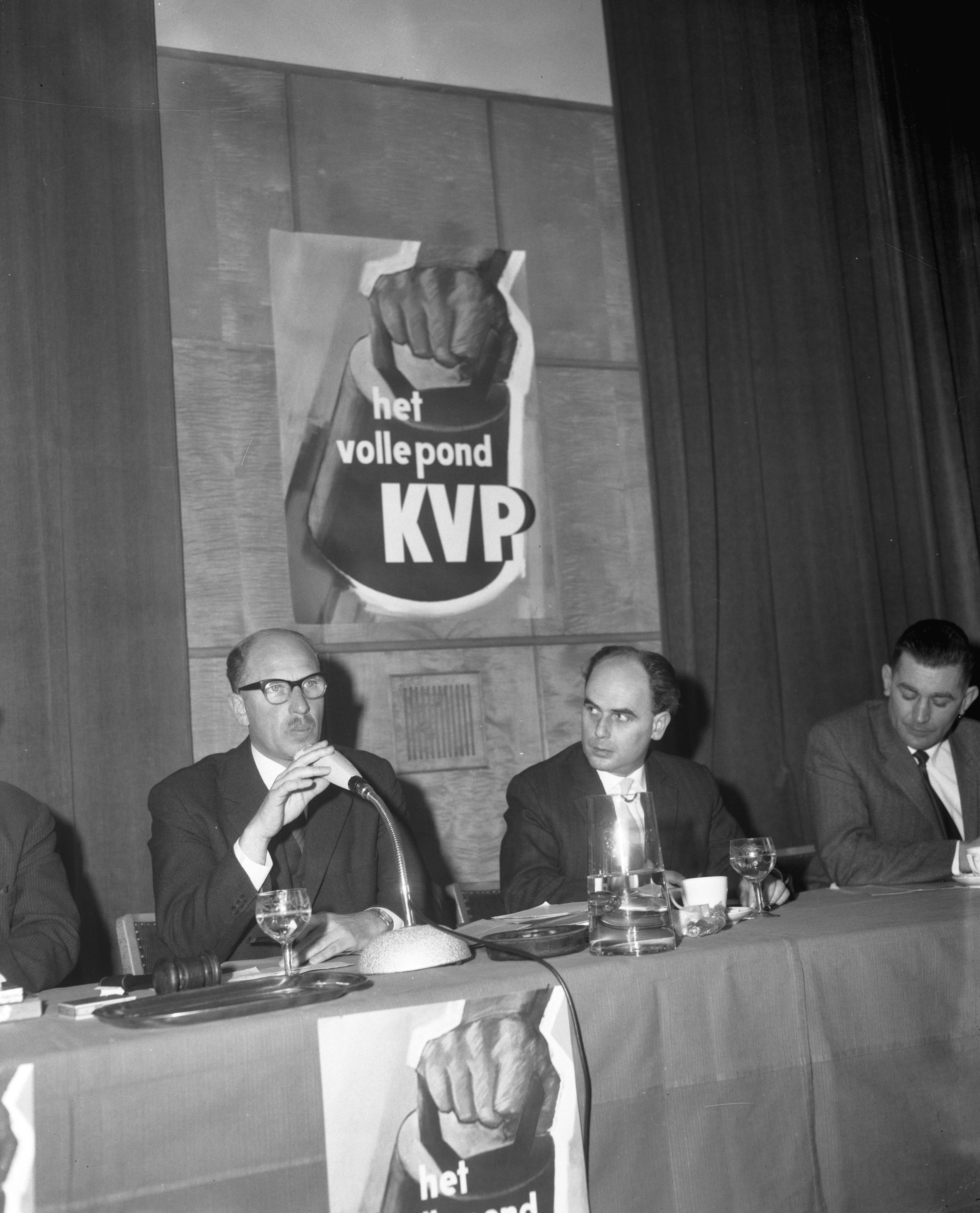 Fotocollectie Anefo — KVP-Statendag 1962 te Utrecht. Partijvoorzitter mr. H.W. van Doorn en (rechts) G.Z. de Vos, wethouder van Rotterdam en lid van de Provinciale Staten van Zuid-Holland — Foto: Koch, Eric / Anefo. Licentie: Set B: Rechtenvrij / Publiek Domein. Bron: Nationaal Archief. http://hdl.handle.net/10648/a9fa44aa-d0b4-102d-bcf8-003048976d84