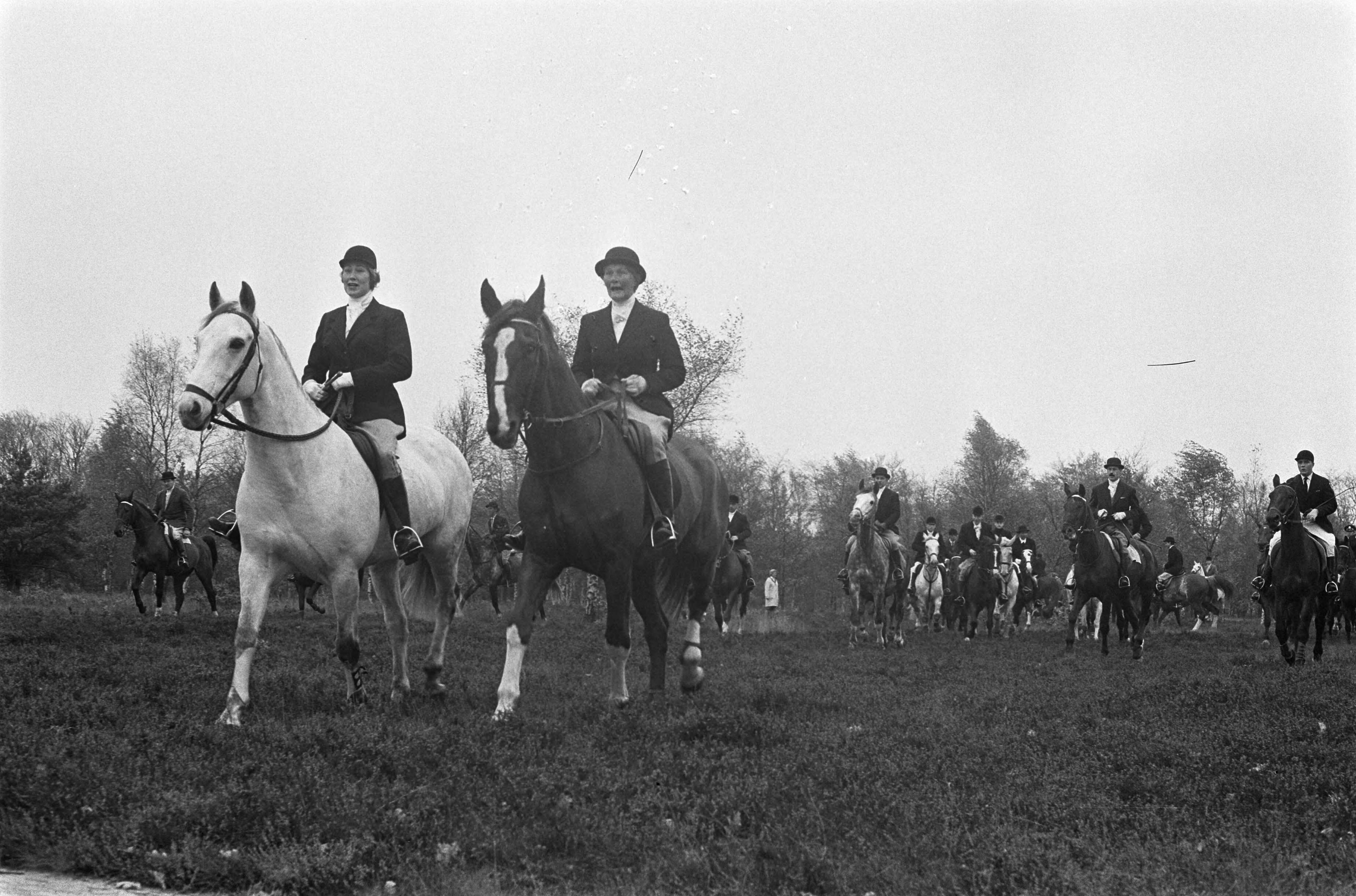 Fotocollectie Anefo — Jaarlijkse jachtrit gehouden tussen Hilversum en Laren, bij het vertrek — Foto: Gelderen, Hugo van / Anefo. Licentie: Set B: Rechtenvrij / Publiek Domein. Bron: Nationaal Archief. http://hdl.handle.net/10648/aa1ea9b2-d0b4-102d-bcf8-003048976d84