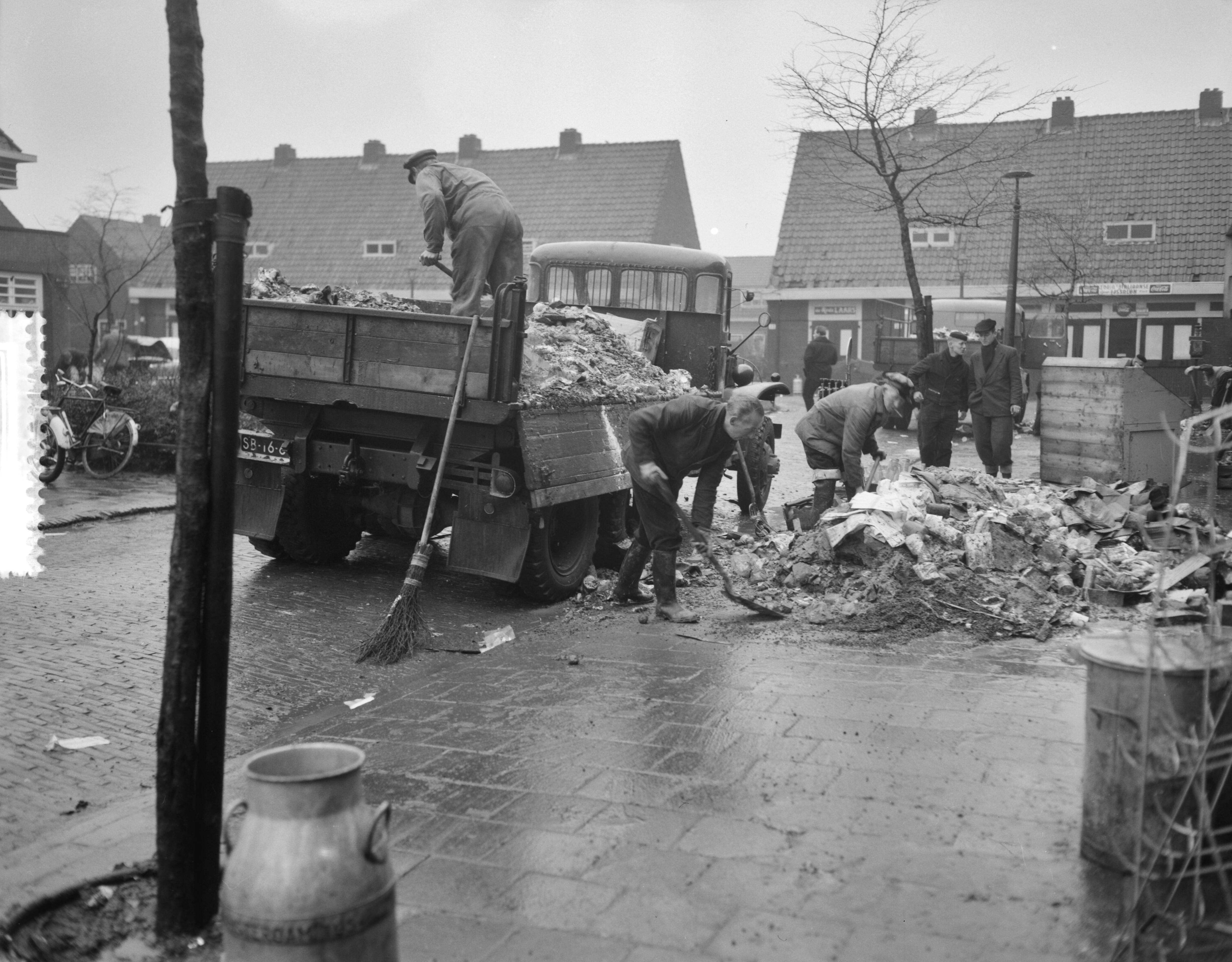 Ramp Tuindorp Oostzaan — Laatste voorbereiding terugkeer bewoners Oostzaan — Foto: Bilsen, Joop van / Anefo. Licentie: Set B: Rechtenvrij / Publiek Domein. Bron: Nationaal Archief. http://hdl.handle.net/10648/a9a6cdf2-d0b4-102d-bcf8-003048976d84