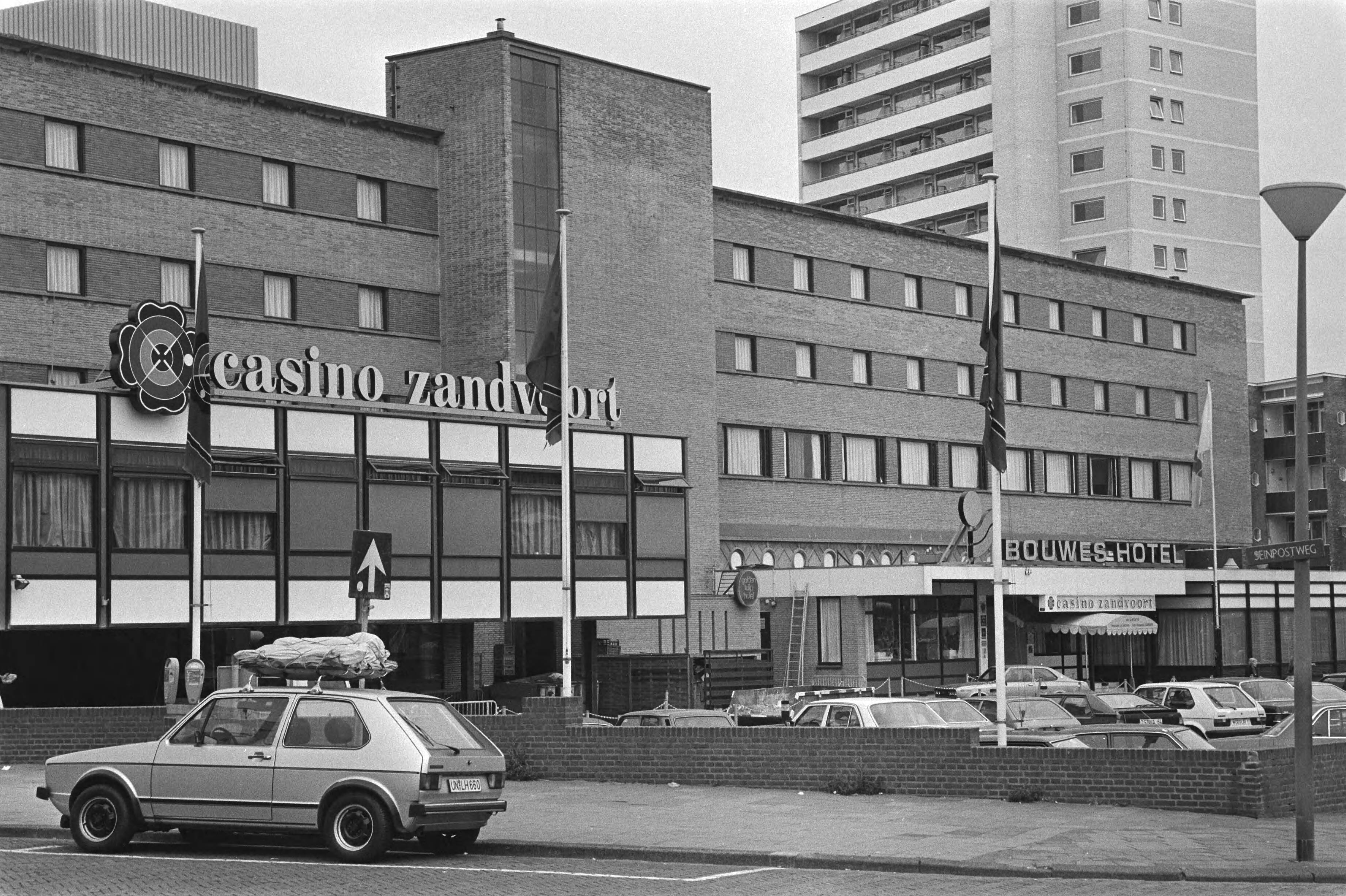 Fotocollectie Anefo — Bouwes-concern in Zandvoort; exterieur casino Zandvoort — Foto: Dijk, Hans van / Anefo. Licentie: Set B: Rechtenvrij / Publiek Domein. Bron: Nationaal Archief. http://hdl.handle.net/10648/ad1b6c36-d0b4-102d-bcf8-003048976d84