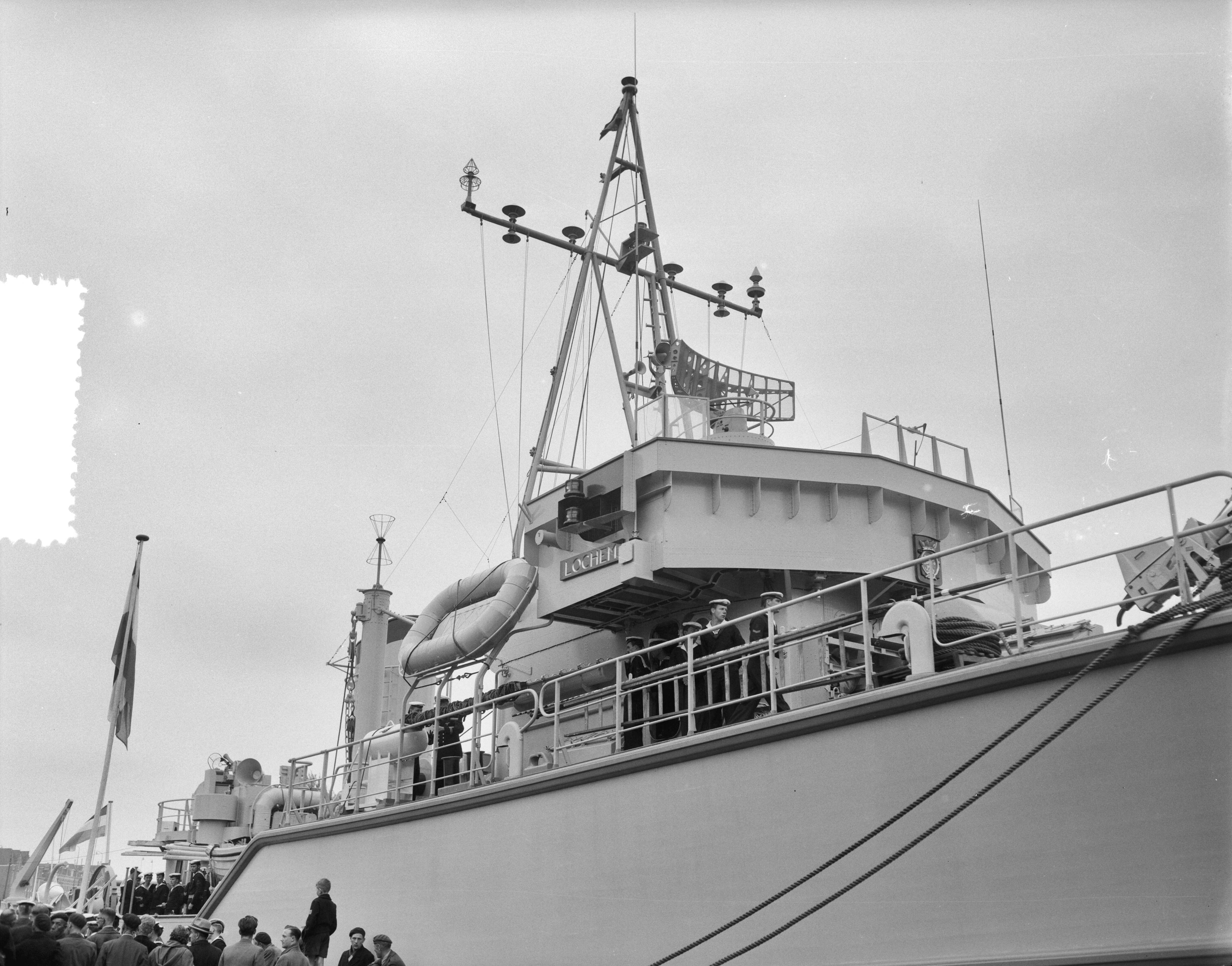 Overdracht en indienststelling van de kustmijnenveger Hr. Ms. "Lochem" in het Verbindingskanaal te Groningen — Foto: Behrens, Herbert F. / Anefo. — Licentie: Set B: Rechtenvrij / Publiek Domein. Bron: Nationaal Archief. http://hdl.handle.net/10648/a94bb7b4-d0b4-102d-bcf8-003048976d84
