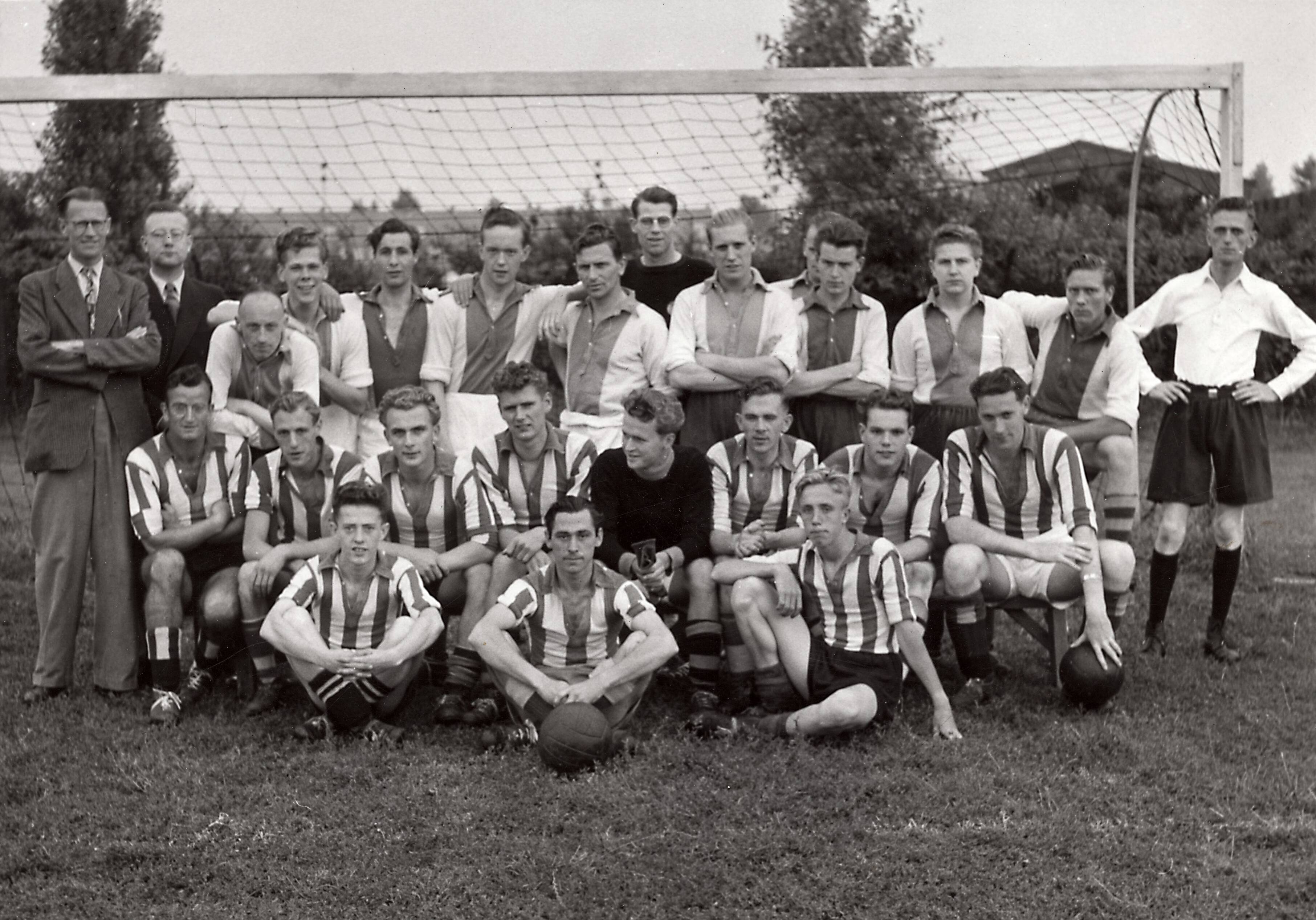 Sportactiviteiten personeel Drukkerij N.V. De Spaarnestad / Voetbal, o.a. F.C. Panorama — [Serie bedrijfsvoetbal Spaarnestad] twee voetbalelftallen poseren voor een doel] — Foto: Fotograaf Onbekend / Spaarnestad / Spaarnestad Photo (05887). Licentie: Set B: Rechtenvrij / Publiek Domein. Bron: Nationaal Archief. http://hdl.handle.net/10648/35429da6-3ef2-a382-e063-6df0900a6686
