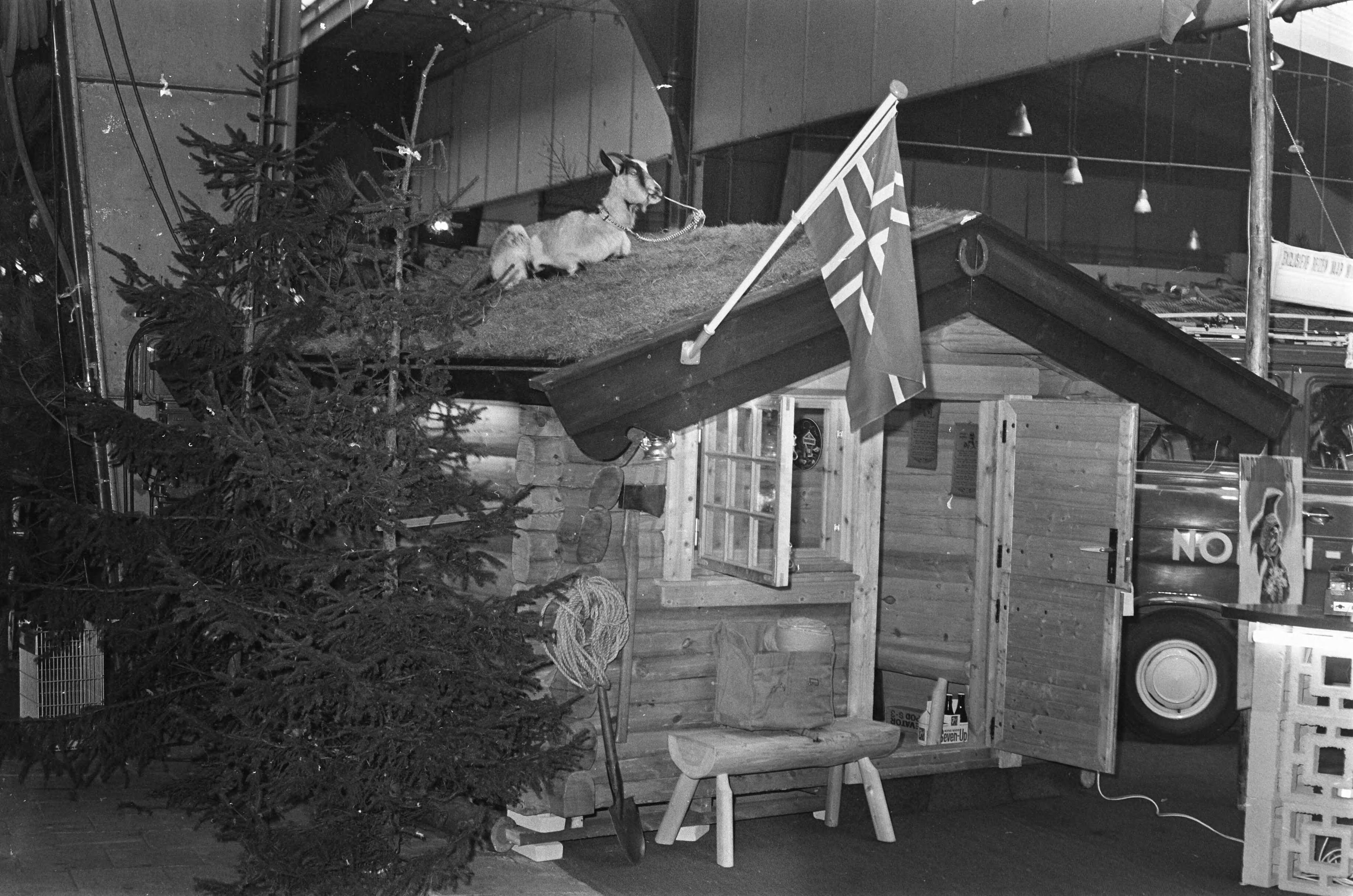 Fotocollectie Anefo — Opening van de 8ste Nat. Kampeer- en Sporttentoonstelling "Kamp Houtrust" door wethouder van Econom. Zaken, B. Bol te Den Haag — Foto: Verhoeff, Bert / Anefo. Licentie: Set B: Rechtenvrij / Publiek Domein. Bron: Nationaal Archief. http://hdl.handle.net/10648/ab653624-d0b4-102d-bcf8-003048976d84