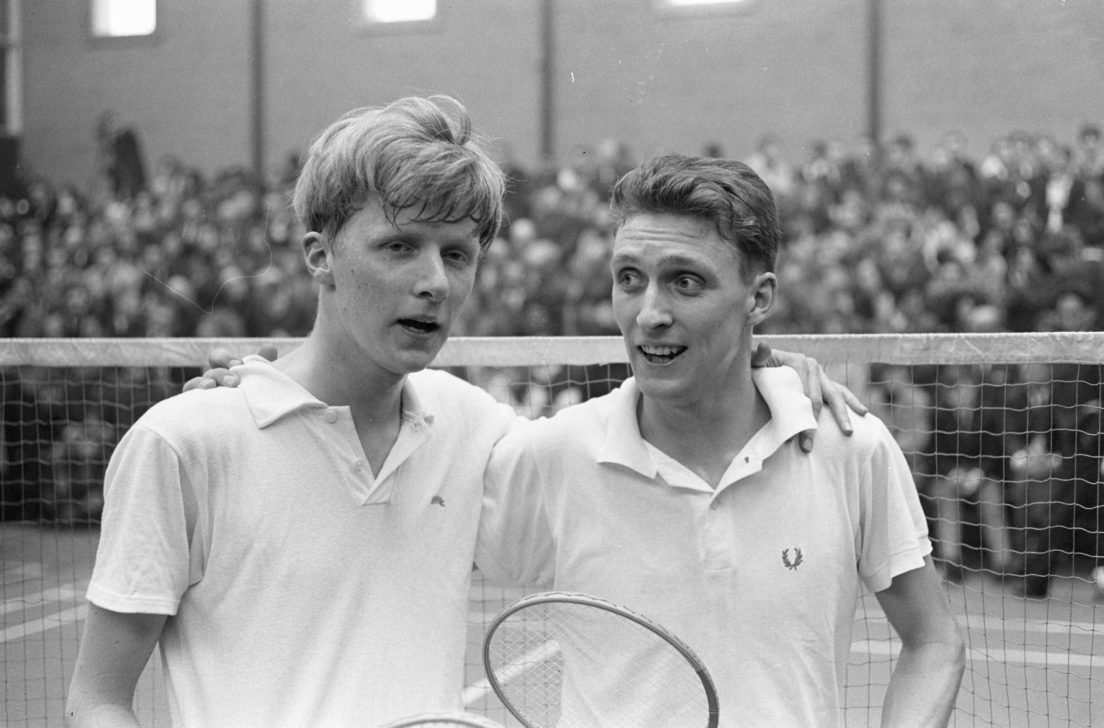 Fotocollectie Anefo — Internationale Badmintonkampioenschappen te Haarlem. Winnaars herendubbel, de Deense combinatie Henning Borch en Jørgen Mortensen (links) — Foto: Pot, Harry / Anefo. Licentie: Set B: Rechtenvrij / Publiek Domein. Bron: Nationaal Archief. http://hdl.handle.net/10648/aa293ddc-d0b4-102d-bcf8-003048976d84