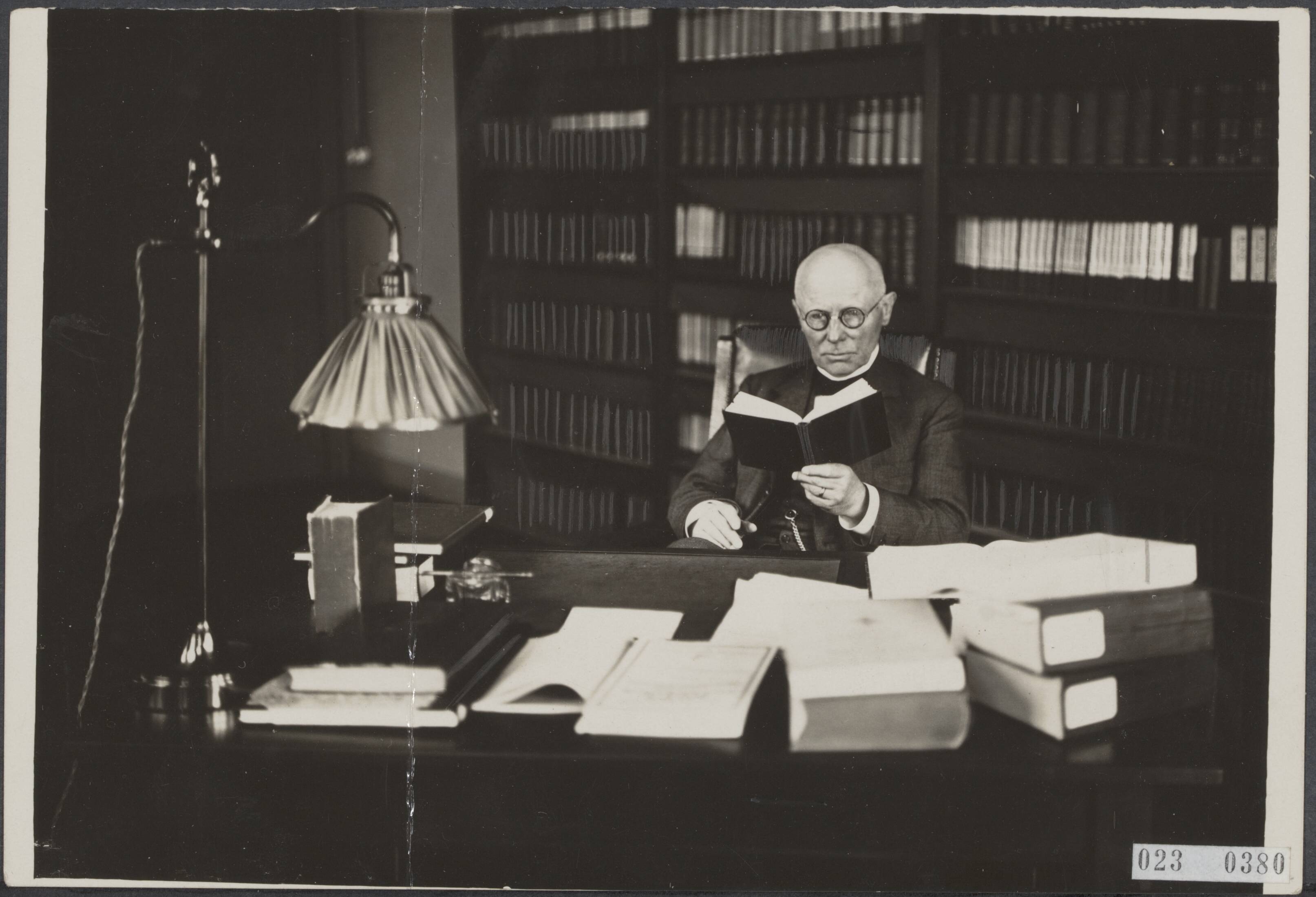 Fotocollectie Elsevier Binnenland — E.D. Wiersma, hoogleraar Psychiatrie aan de Rijksuniversiteit Groningen viert zijn 25 jarig jubileum — Foto: Onbekend / Publiek Domein of Rechtenvrij. Licentie: Set B: Rechtenvrij / Publiek Domein. Bron: Nationaal Archief. http://hdl.handle.net/10648/add488ec-d0b4-102d-bcf8-003048976d84