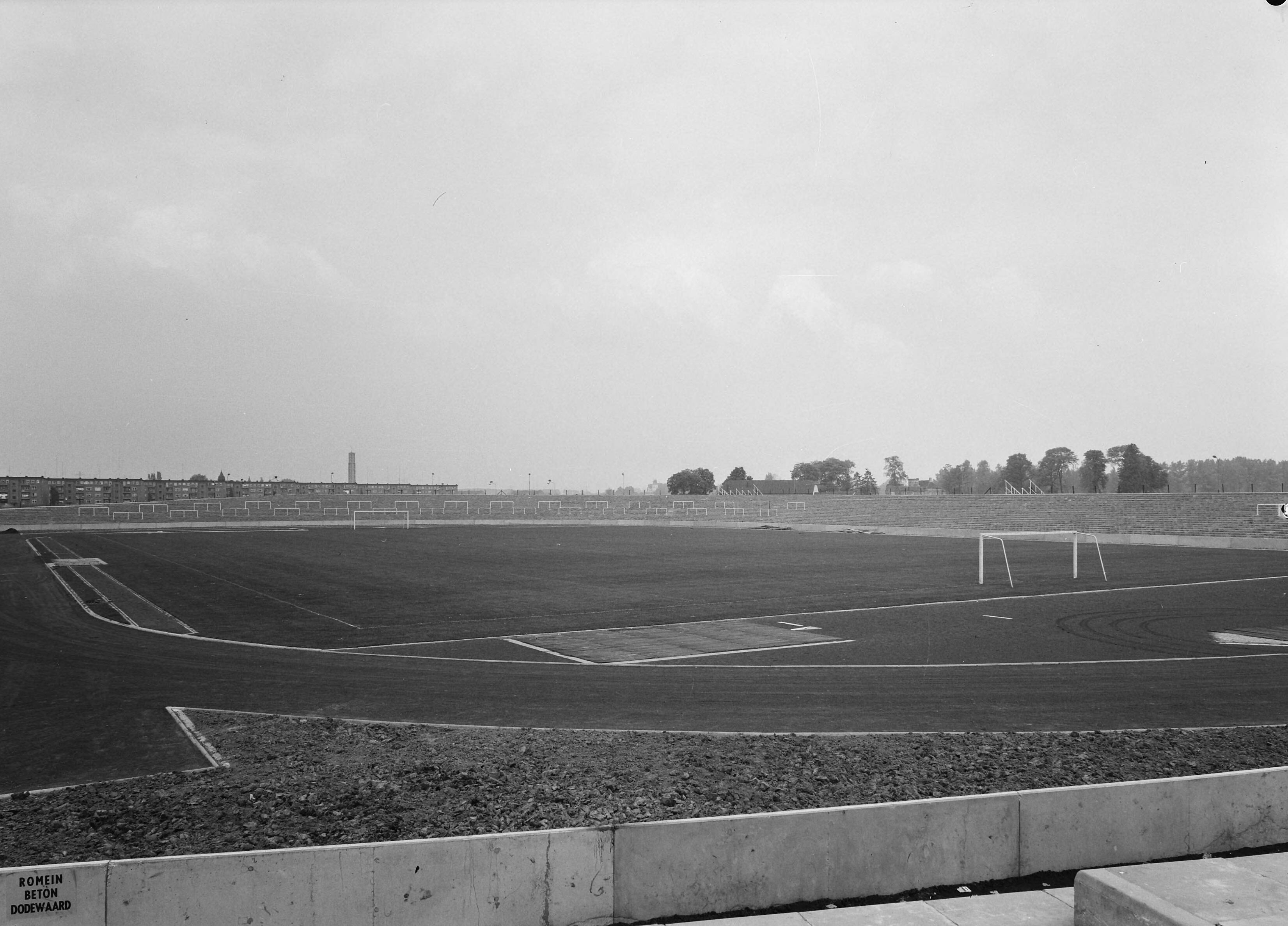 Fotocollectie Nederlandse Heidemaatschappij — Stadion Geusselt te Maastricht — Foto: Wüllschleger, [...] / Heidemij. Licentie: Set B: Rechtenvrij / Publiek Domein. Bron: Nationaal Archief. http://hdl.handle.net/10648/ae79f3ea-d0b4-102d-bcf8-003048976d84