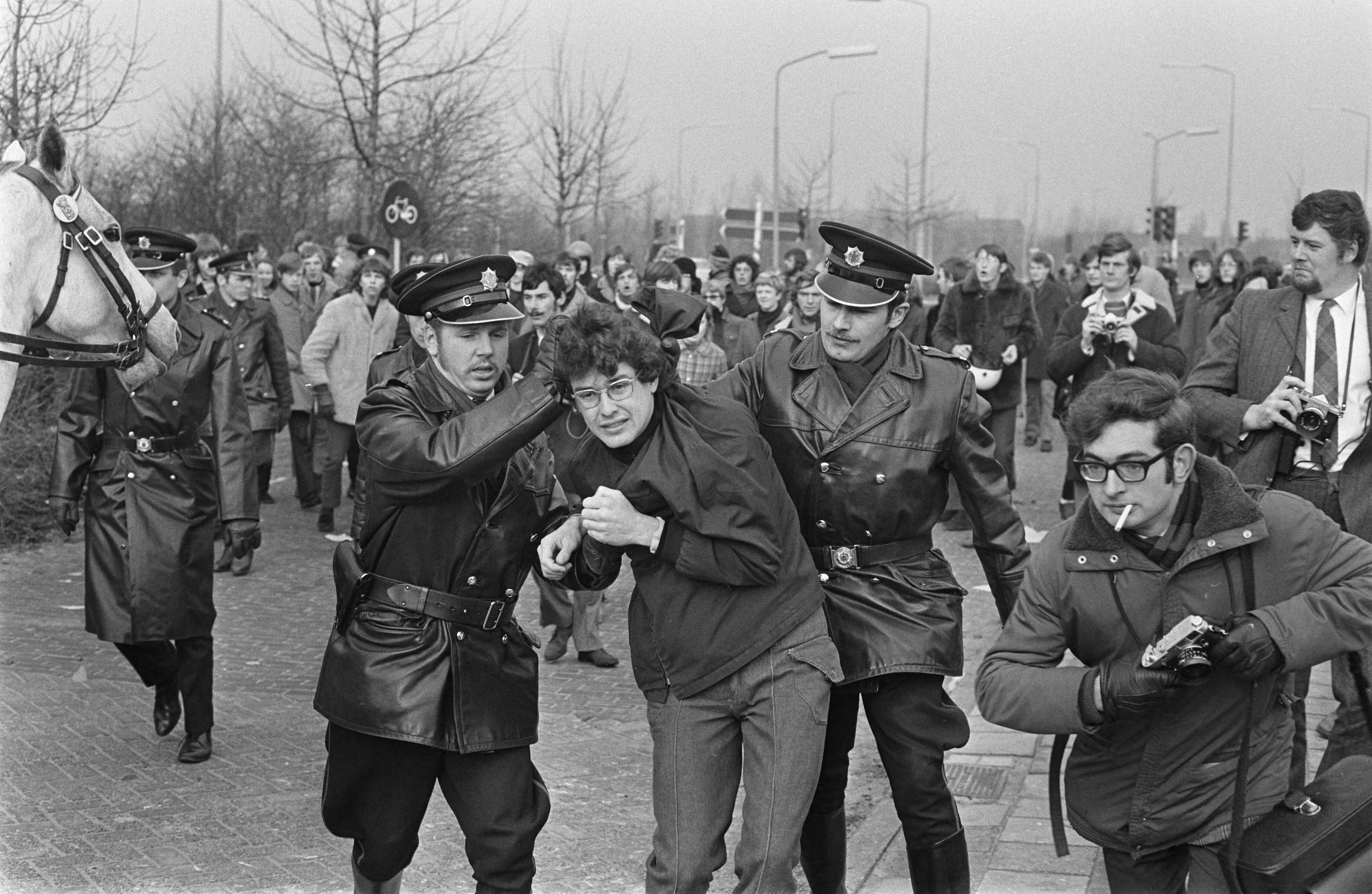 Fotocollectie Anefo — Demonstranten met spandoeken tegen deelname van Zuid-Afrikaanse spelers bij Duinwijckhal Haarlem — Foto: Evers, Joost / Anefo. Licentie: Set B: Rechtenvrij / Publiek Domein. Bron: Nationaal Archief. http://hdl.handle.net/10648/ab8d4c86-d0b4-102d-bcf8-003048976d84