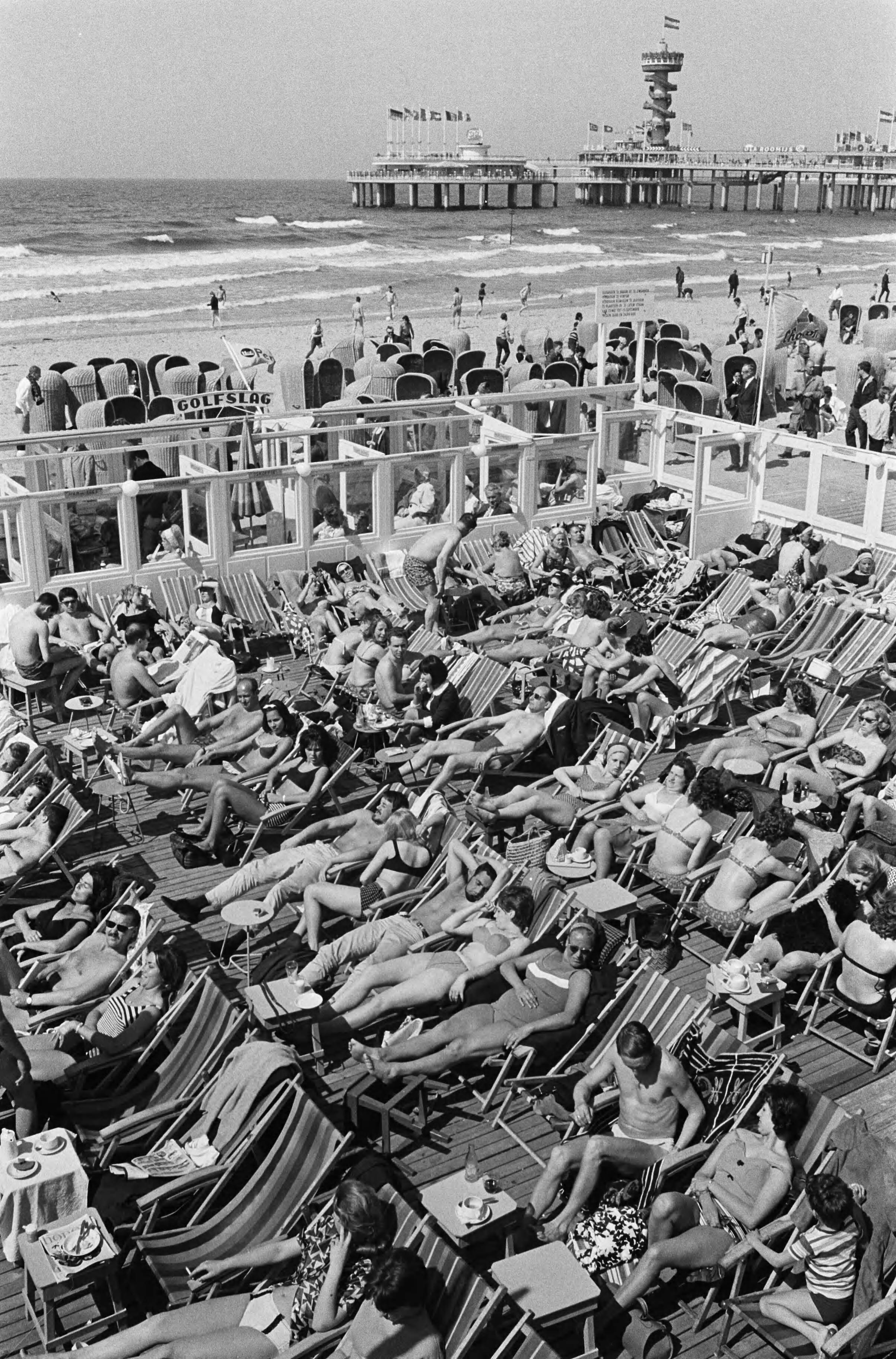 Fotocollectie Anefo — Drukte op Scheveningse strandterrasjes — Foto: Pot, Harry / Anefo. Licentie: Set B: Rechtenvrij / Publiek Domein. Bron: Nationaal Archief. http://hdl.handle.net/10648/aa689c02-d0b4-102d-bcf8-003048976d84