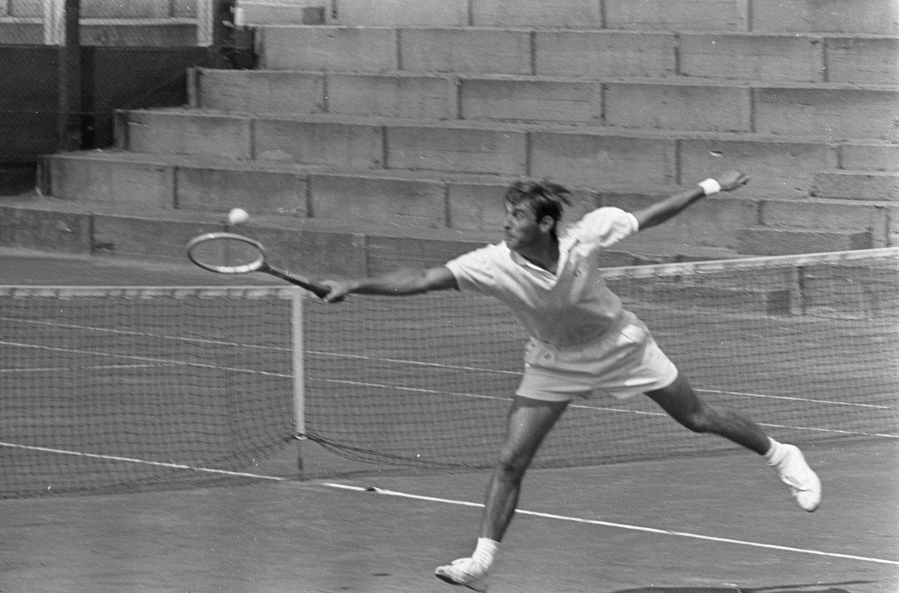 Fotocollectie Anefo — Nationaal Tenniskampioenschappen te Scheveningen. Piet van Eysden in aktie — Foto: Koch, Eric / Anefo. Licentie: Set B: Rechtenvrij / Publiek Domein. Bron: Nationaal Archief. http://hdl.handle.net/10648/ab228e78-d0b4-102d-bcf8-003048976d84