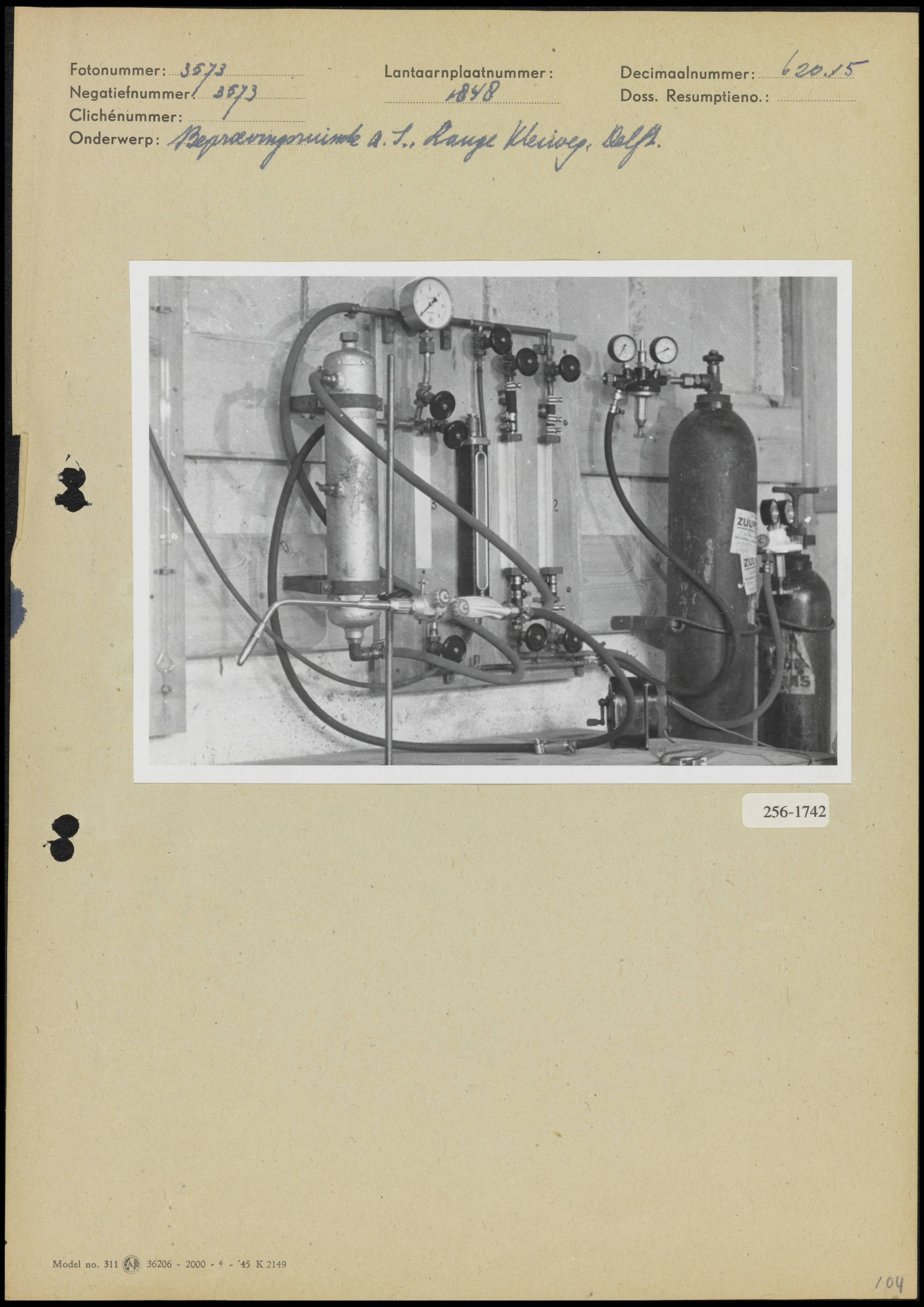 Fotocollectie Arbeidsinspectie — Beproevingsruimte van de Arbeidsinspectie aan de Lange Kleiweg te Delft — Foto: Onbekend / Publiek Domein of Rechtenvrij. Licentie: Set B: Rechtenvrij / Publiek Domein. Bron: Nationaal Archief. http://hdl.handle.net/10648/b0177fc4-d0b4-102d-bcf8-003048976d84