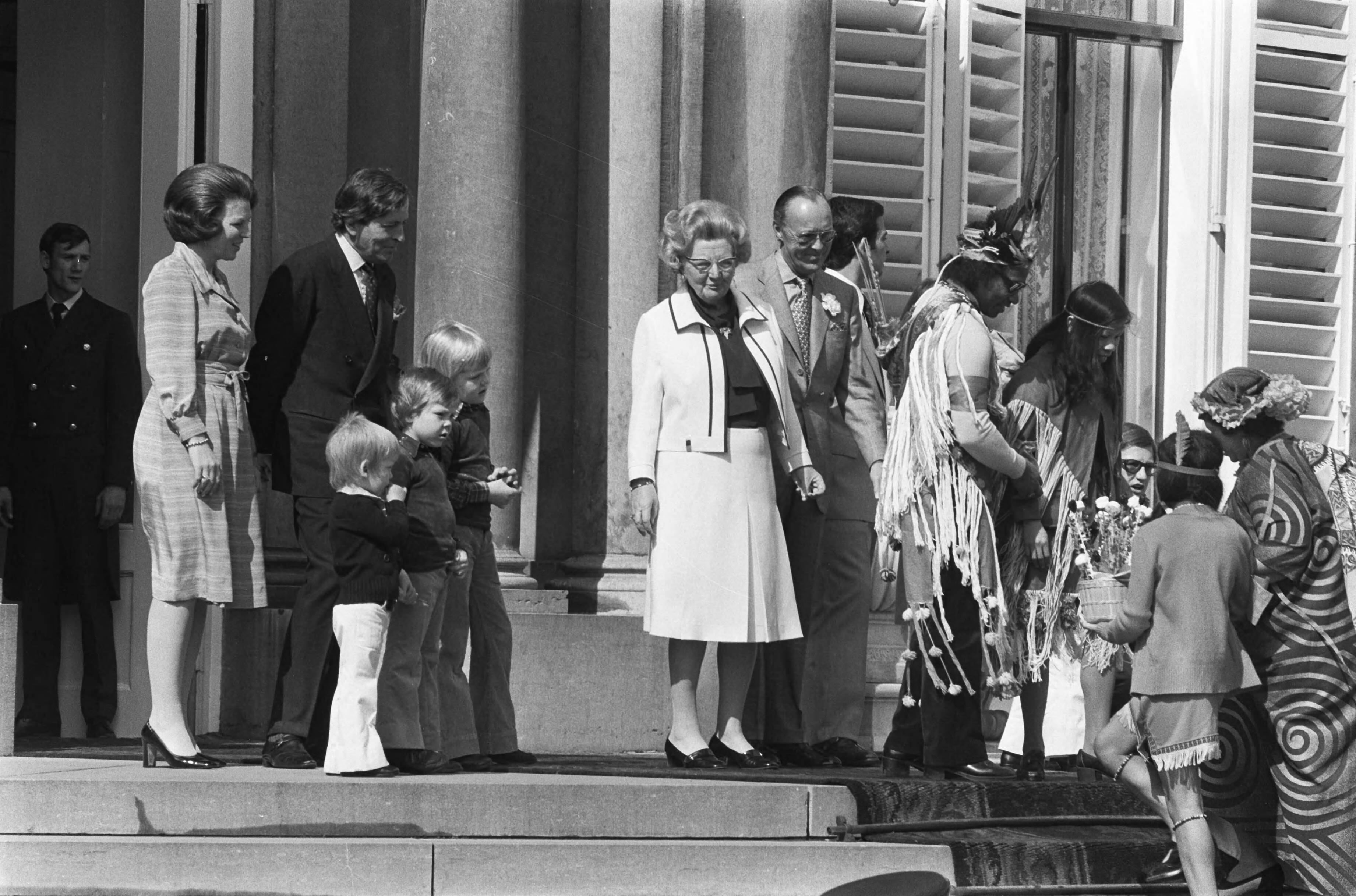 Defilé Paleis Soestdijk — Leden van de koninklijke familie op het bordes; koningin Juliana en prins Bernhard nemen geschenken in ontvangst — Foto: Verhoeff, Bert / Anefo. Licentie: Set B: Rechtenvrij / Publiek Domein. Bron: Nationaal Archief. http://hdl.handle.net/10648/ac67a610-d0b4-102d-bcf8-003048976d84