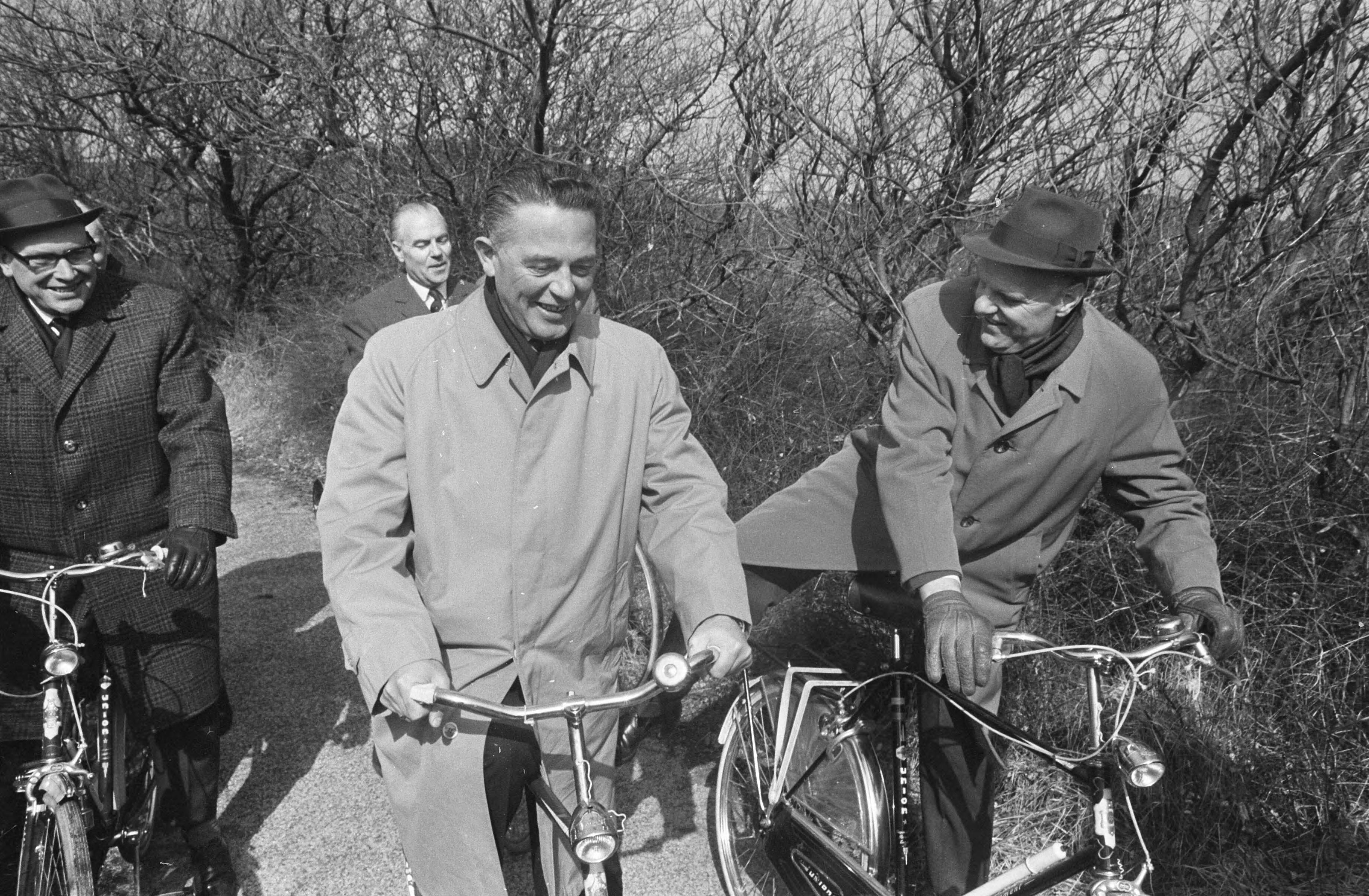 Fotocollectie Anefo — Burgemeester V.G.M. Marijnen van den Haag rijdt nieuw fietsroute aan Westzijde van Den Haag burgemeester Marijnen (l) en wethouder mr. A.J. Dankelman op de — Foto: Evers, Joost / Anefo. Licentie: Set B: Rechtenvrij / Publiek Domein. Bron: Nationaal Archief. http://hdl.handle.net/10648/ab644bc4-d0b4-102d-bcf8-003048976d84