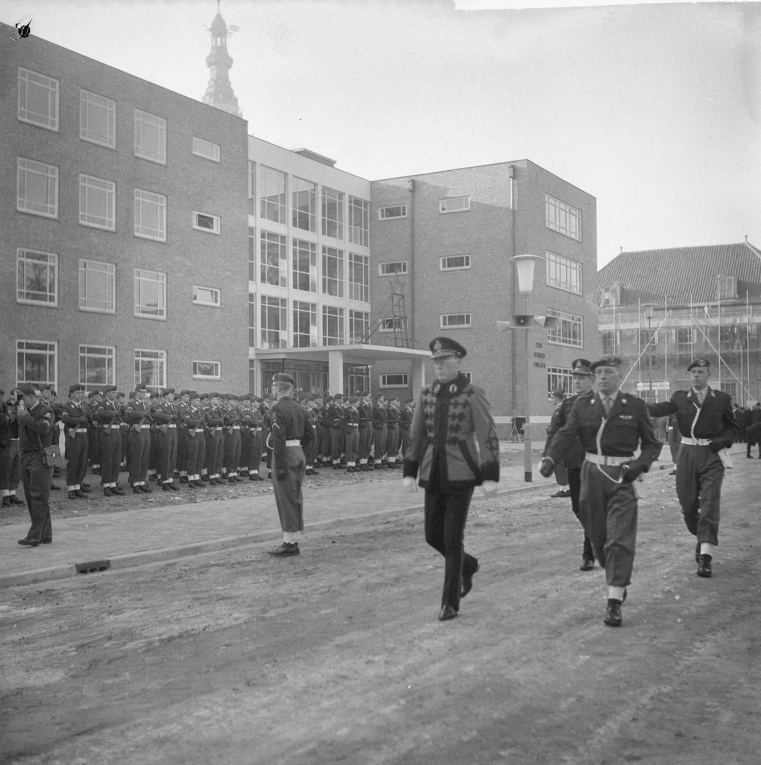 Fotocollectie Anefo — Prins Bernhard opende Prins Bernhardpaviljoen op de KMA te Breda. De prins inspecteert de erewacht. Achter hem de gouverneur van de KMA, generaal-majoor W. C.H. van Reede — Foto: Nijs, Jac. de / Anefo. Licentie: Set B: Rechtenvrij / Publiek Domein. Bron: Nationaal Archief. http://hdl.handle.net/10648/aa5630da-d0b4-102d-bcf8-003048976d84