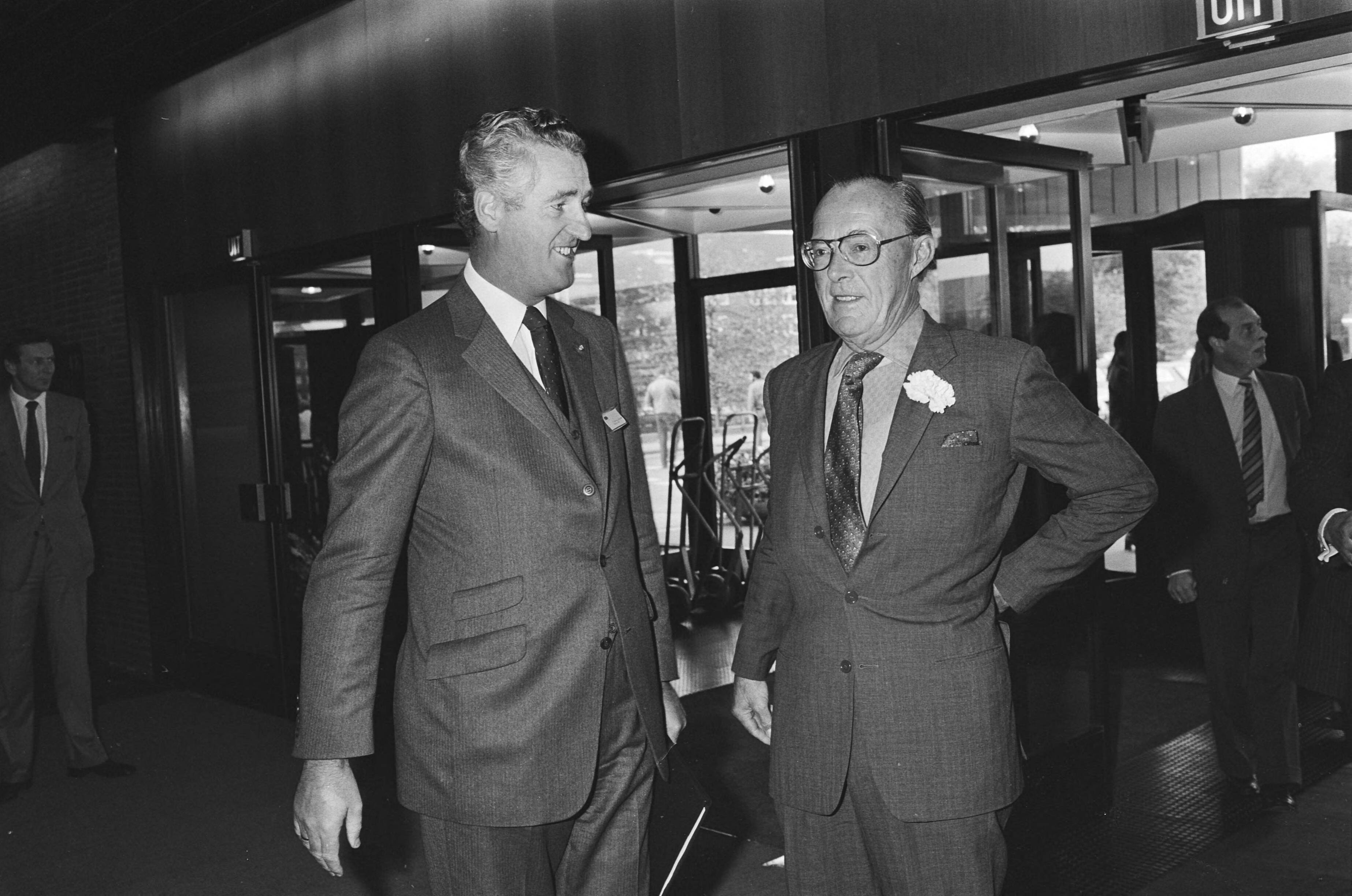 Prins Bernhard opende in Okura Hotel in Amsterdam het 10e Int. Luchtvracht Forum — Schroder met Prins Bernhard — Foto: Pereira, Fernando / Anefo. Licentie: Set B: Rechtenvrij / Publiek Domein. Bron: Nationaal Archief. http://hdl.handle.net/10648/ace96808-d0b4-102d-bcf8-003048976d84