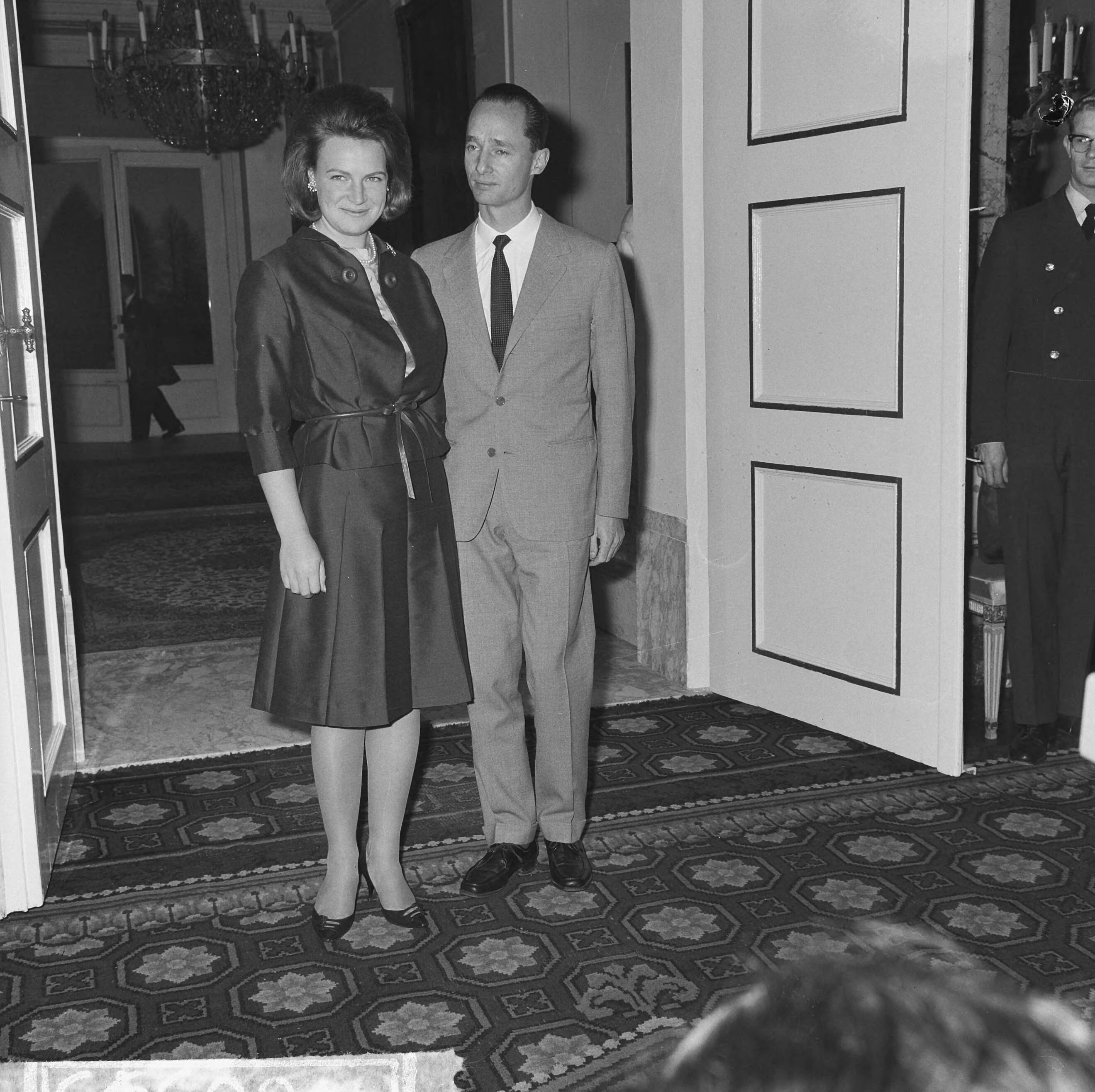 Verloving prinses Irene en prins Carel Hugo van Bourbon Parma — Prinses Irene en prins Carel Hugo de Bourbon-Parma poseren in het Paleis op Soestdijk — Foto: Pot, Harry / Anefo. Licentie: Set B: Rechtenvrij / Publiek Domein. Bron: Nationaal Archief. http://hdl.handle.net/10648/aa5946ee-d0b4-102d-bcf8-003048976d84