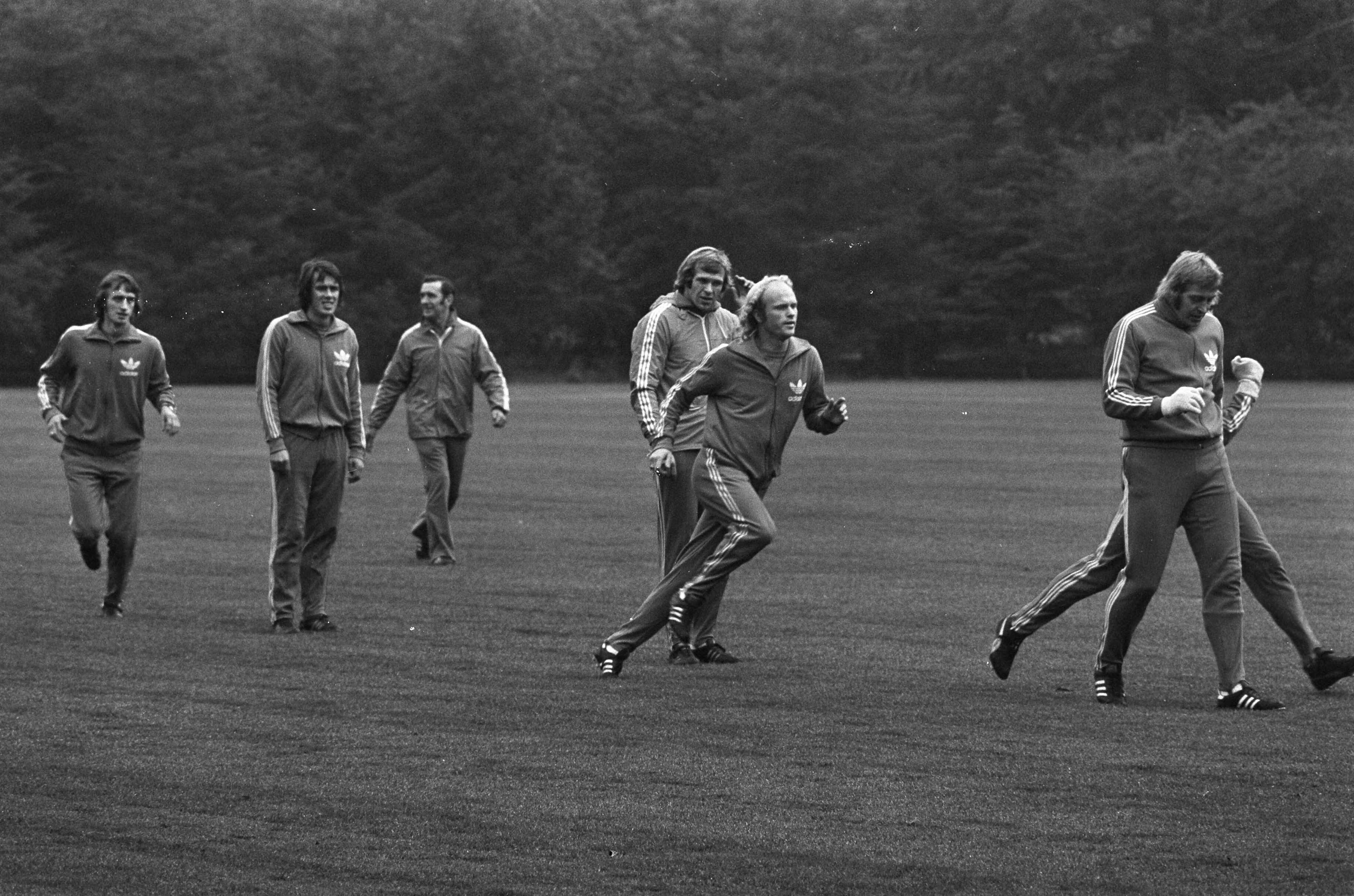 Fotocollectie Anefo — Training Nederlands elftal in Zeist; v.l.n.r. Rensenbrink, Ressel, Knobel, De Jong en Geels tijdens training — Foto: Verhoeff, Bert / Anefo. Licentie: Set B: Rechtenvrij / Publiek Domein. Bron: Nationaal Archief. http://hdl.handle.net/10648/ac57261e-d0b4-102d-bcf8-003048976d84