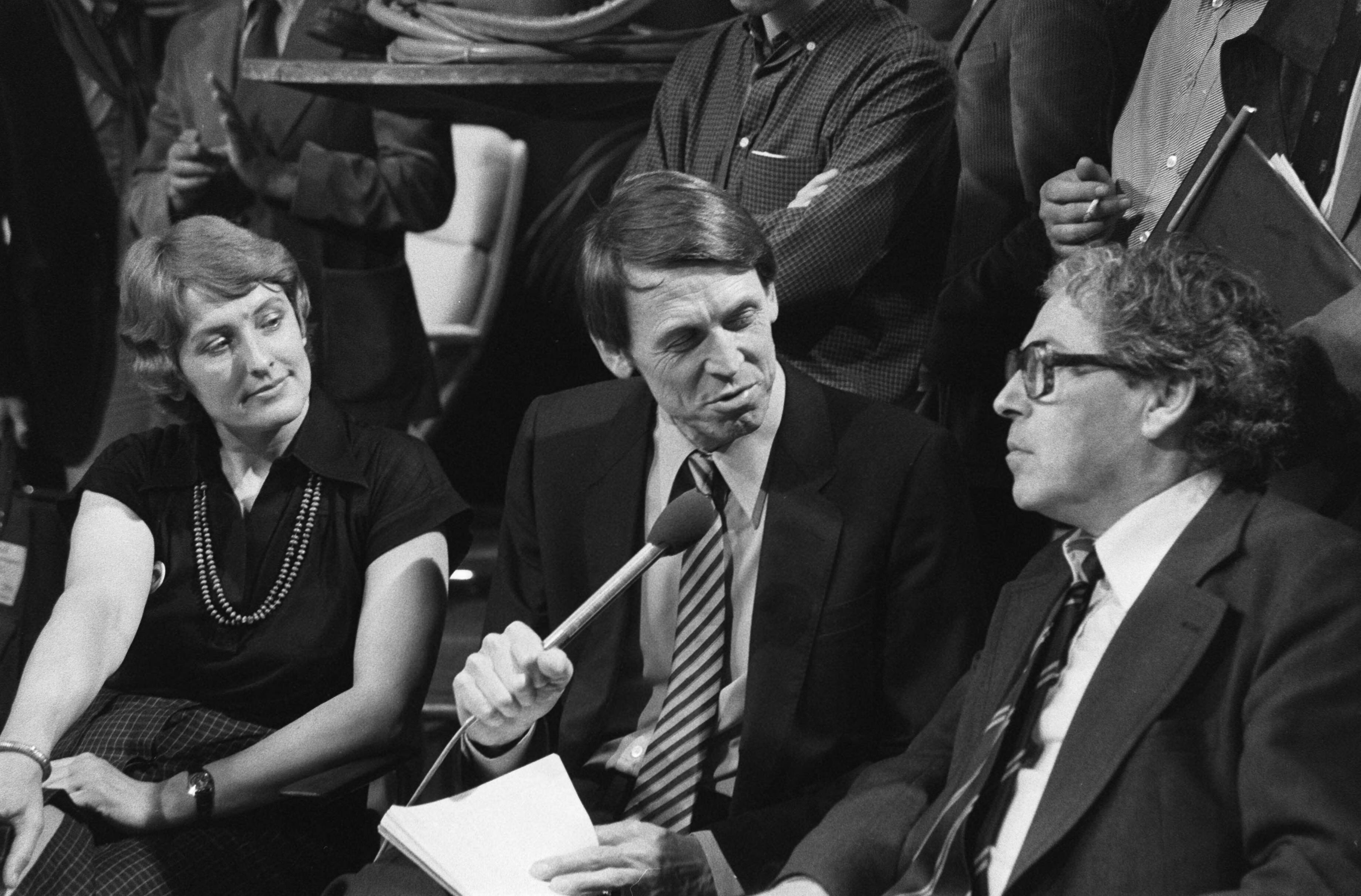 Fotocollectie Anefo — TV-uitzending wordt in NOS-studio in Hilversum opgenomen de verkiezingen met lijststrekkers van de grote partijen; — Foto: Dijk, Hans van / Anefo. Licentie: Set B: Rechtenvrij / Publiek Domein. Bron: Nationaal Archief. http://hdl.handle.net/10648/acfcc3bc-d0b4-102d-bcf8-003048976d84