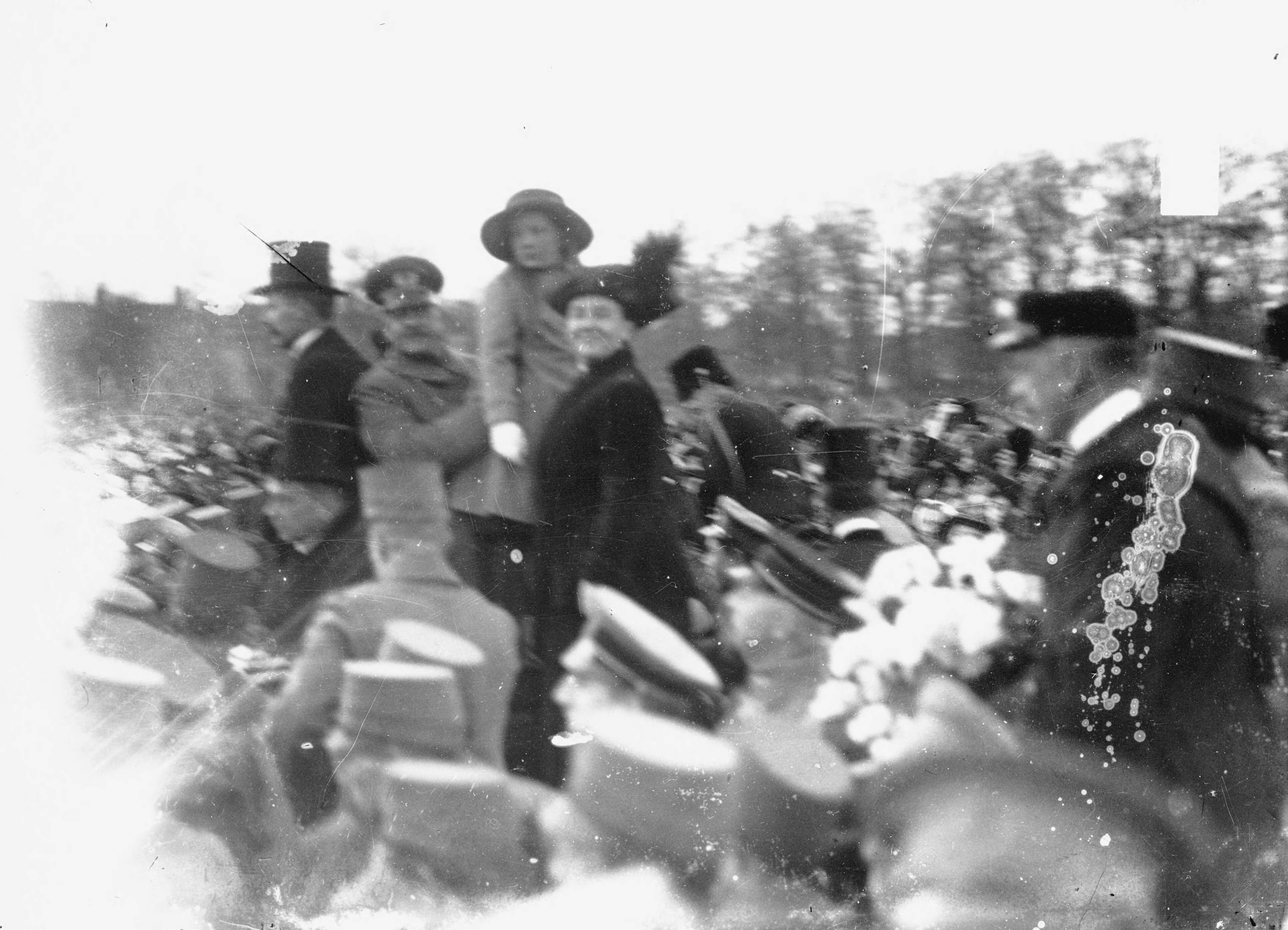 Fotocollectie RVD / Koninklijk Huis — Koningin Wilhelmina, prins Hendrik en prinses Juliana tijdens de aanhankelijkheidsbetoging op het Malieveld te Den Haag, 18-11-1918 — Foto: Rousel (repro) / RVD. Licentie: Set B: Rechtenvrij / Publiek Domein. Bron: Nationaal Archief. http://hdl.handle.net/10648/afb32ace-d0b4-102d-bcf8-003048976d84