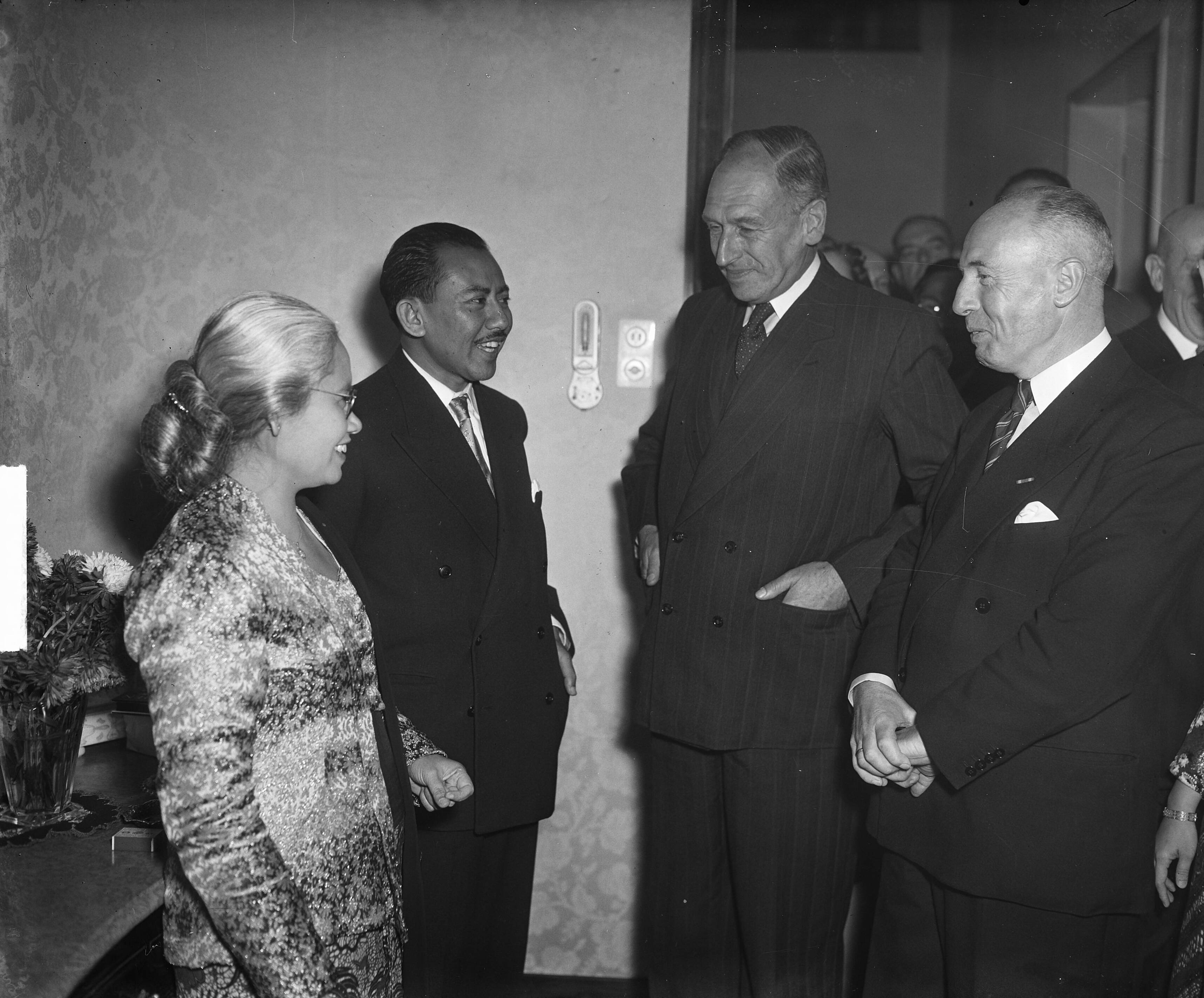 Afscheidsreceptie van de Indonesische Hoge Commissaris Mohammed Rum te Den Haag — Foto: Winterbergen, Rolf / Anefo. — Licentie: Set B: Rechtenvrij / Publiek Domein. Bron: Nationaal Archief. http://hdl.handle.net/10648/a8df268a-d0b4-102d-bcf8-003048976d84