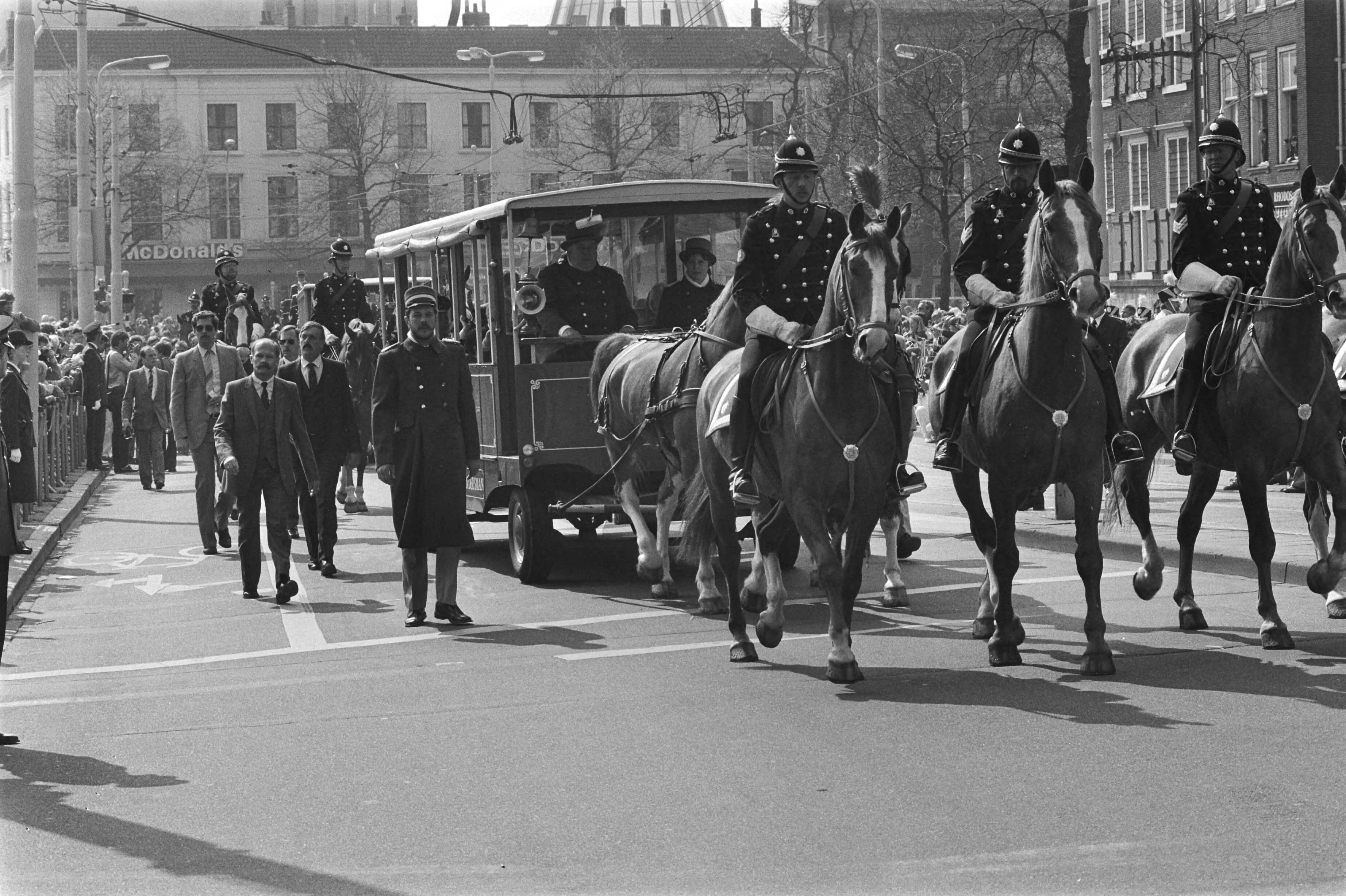 Fotocollectie Anefo — Koninginnedag 1984 in Den Haag ; paardentram met veiligheidsmensen — Foto: Antonisse, Marcel / Anefo. Licentie: Set B: Rechtenvrij / Publiek Domein. Bron: Nationaal Archief. http://hdl.handle.net/10648/ad381462-d0b4-102d-bcf8-003048976d84