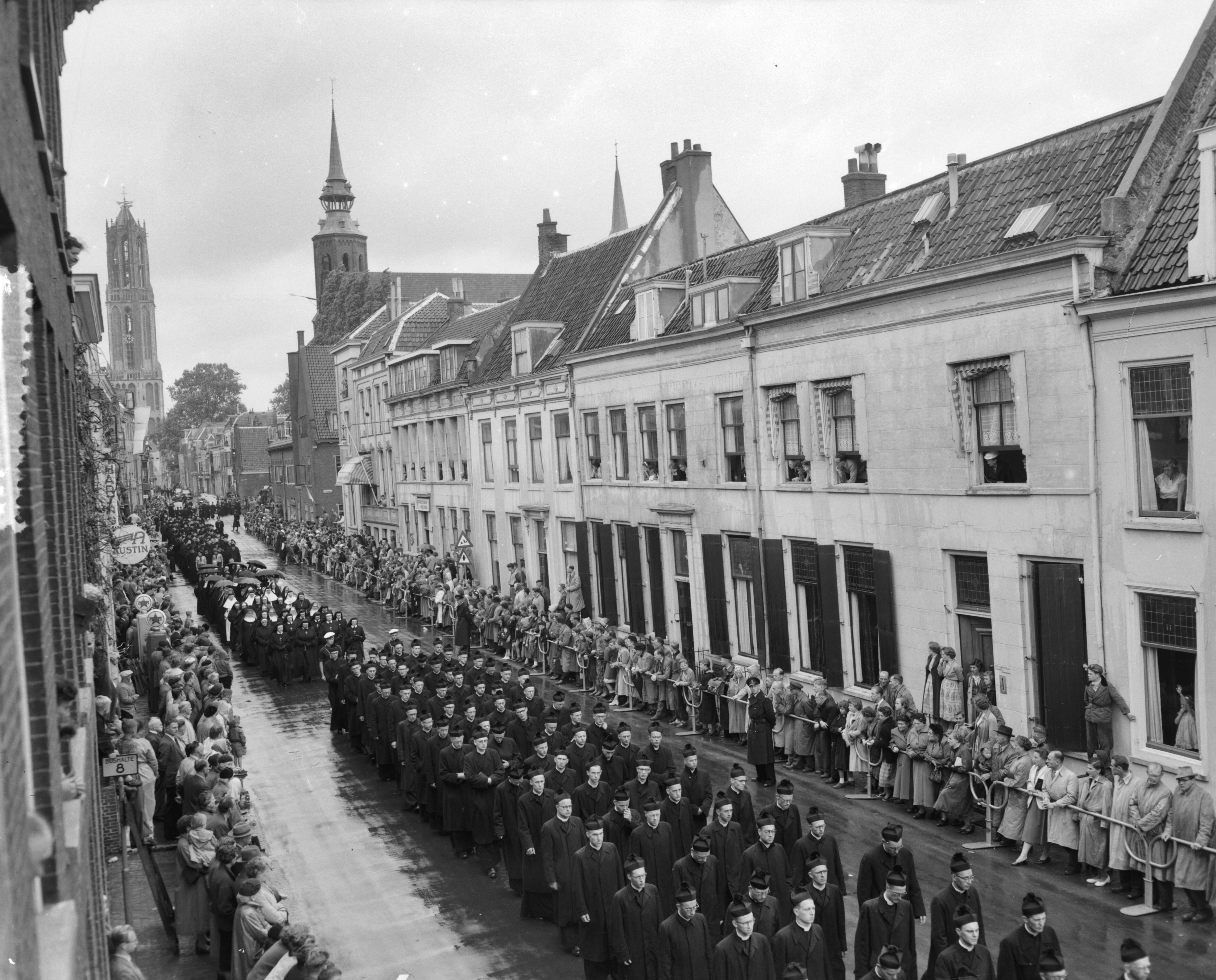 Uitvaart van kardinaal De Jong te Utrecht — Foto: Bilsen, Joop van / Anefo. — Licentie: Set B: Rechtenvrij / Publiek Domein. Bron: Nationaal Archief. http://hdl.handle.net/10648/a93ae984-d0b4-102d-bcf8-003048976d84
