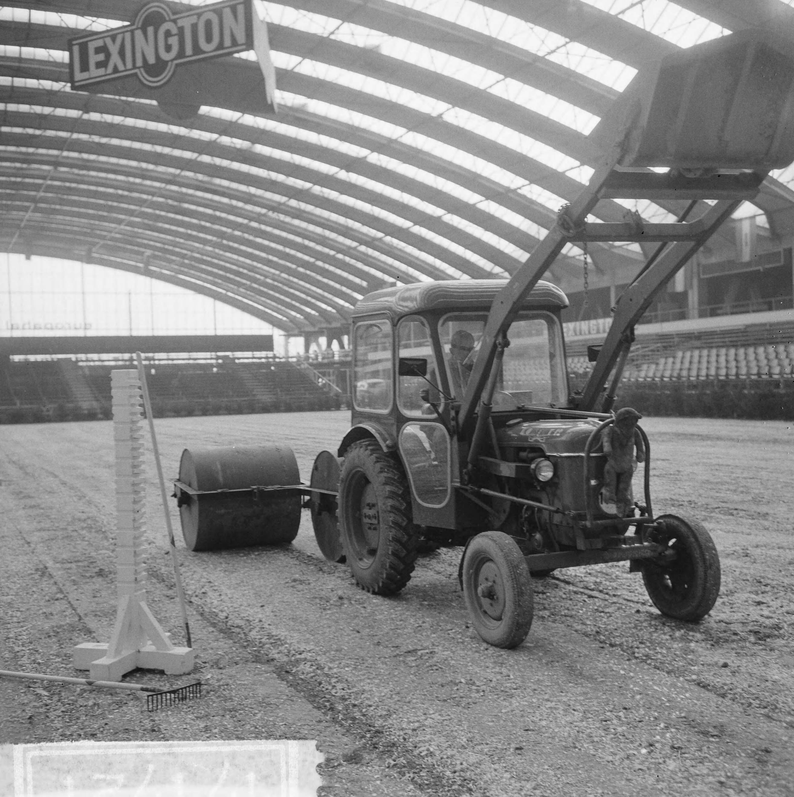 Fotocollectie Anefo — Jumping Amsterdam, tractors aan het werk in de RAI — Foto: Nijs, Jac. de / Anefo. Licentie: Set B: Rechtenvrij / Publiek Domein. Bron: Nationaal Archief. http://hdl.handle.net/10648/aa849e8e-d0b4-102d-bcf8-003048976d84