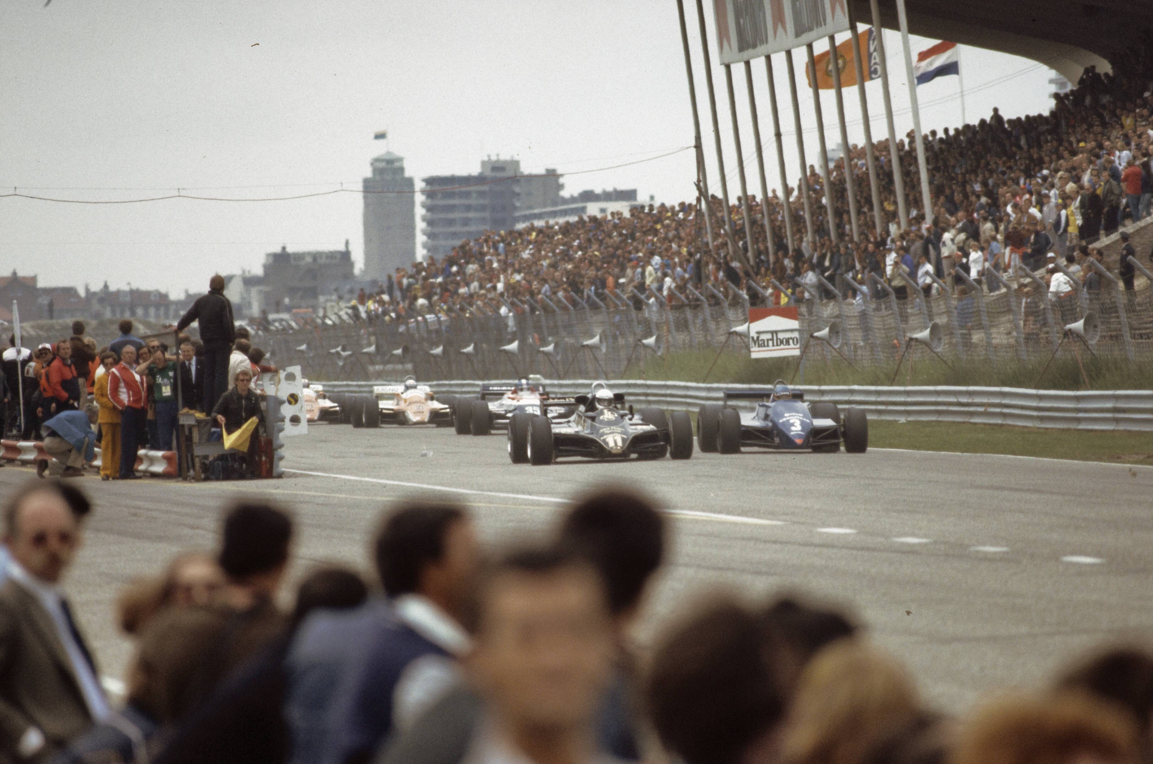 Fotocollectie Anefo — Grand Prix op Zandvoort; overzicht tijdens start — Foto: Dijk, Hans van / Anefo. Licentie: Set B: Rechtenvrij / Publiek Domein. Bron: Nationaal Archief. http://hdl.handle.net/10648/ad8b335e-d0b4-102d-bcf8-003048976d84