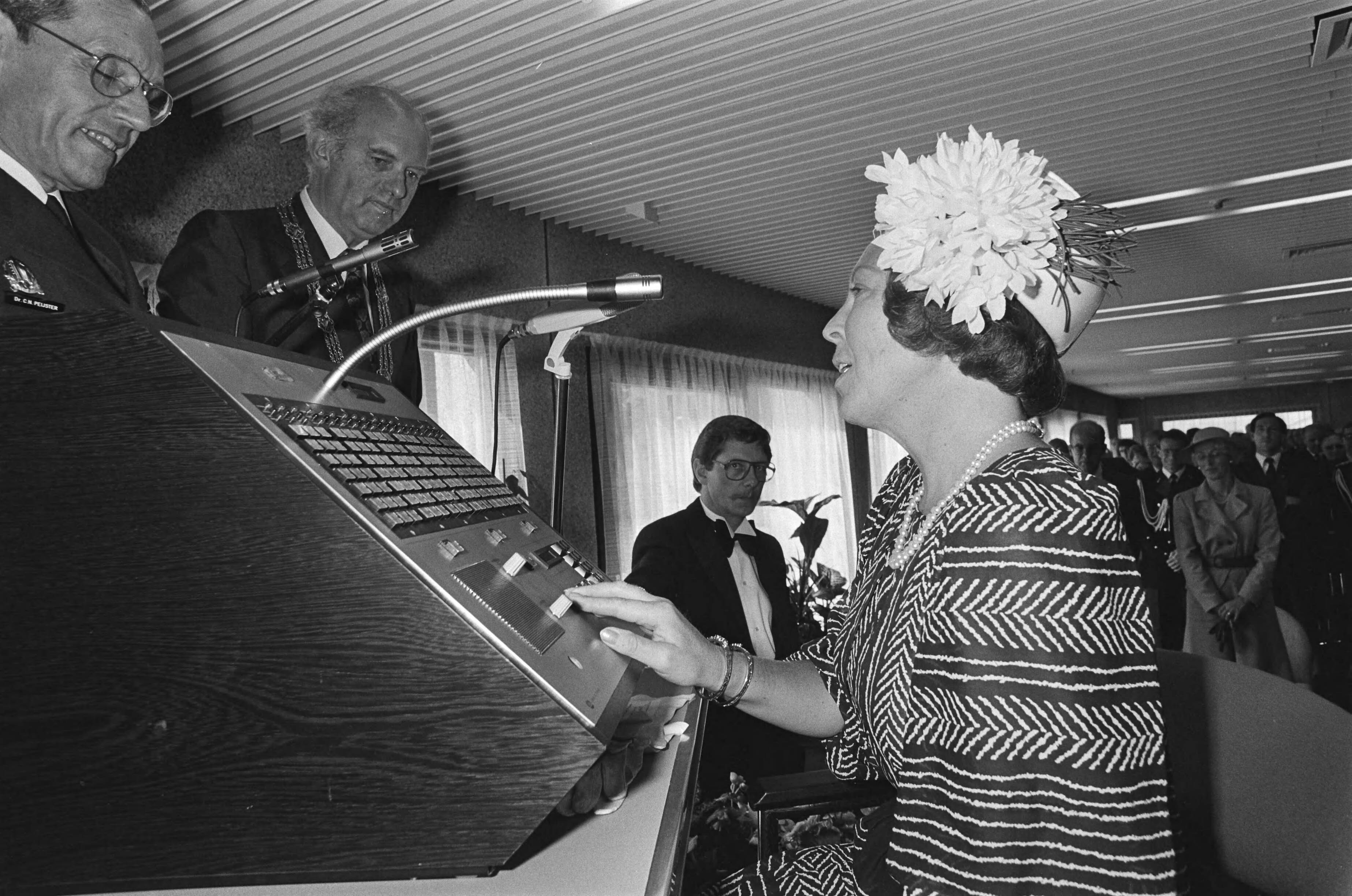 Opening van nieuwe hoofdburo van politie in Den Haag door Koningin Beatrix — Beatrix verrichte opening via gekoppel mobilofoon/portofoonnet — Foto: Antonisse, Marcel / Anefo. Licentie: Set B: Rechtenvrij / Publiek Domein. Bron: Nationaal Archief. http://hdl.handle.net/10648/ace736e6-d0b4-102d-bcf8-003048976d84