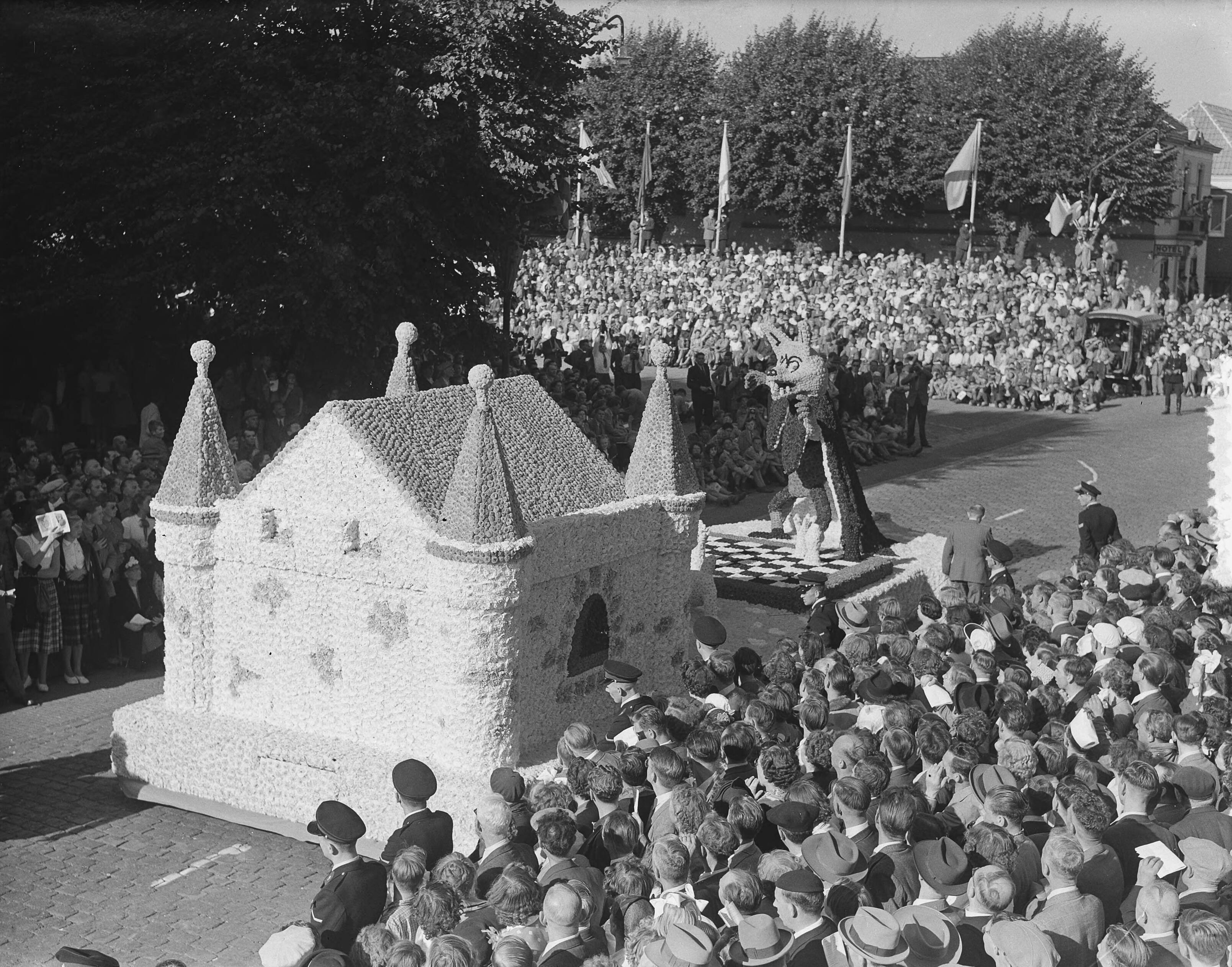 Bloemencorso Zundert. Praalwagens — Foto: Duinen, H. van / Anefo. — Licentie: Set B: Rechtenvrij / Publiek Domein. Bron: Nationaal Archief. http://hdl.handle.net/10648/a912a08c-d0b4-102d-bcf8-003048976d84