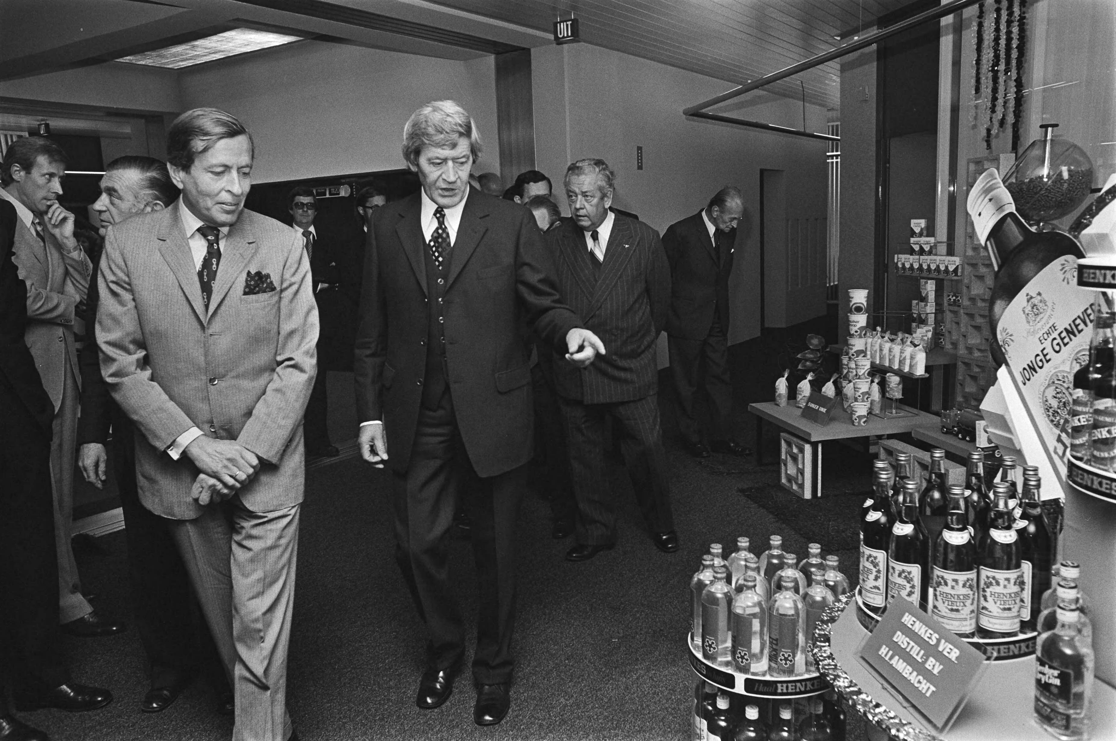 Fotocollectie Anefo — Prins Claus opent Cooperatieve Vereniging Suiker Unie Breda, Prins Claus tijdens rondleiding — Foto: Peters, Hans / Anefo. Licentie: Set B: Rechtenvrij / Publiek Domein. Bron: Nationaal Archief. http://hdl.handle.net/10648/ac8b6a1e-d0b4-102d-bcf8-003048976d84