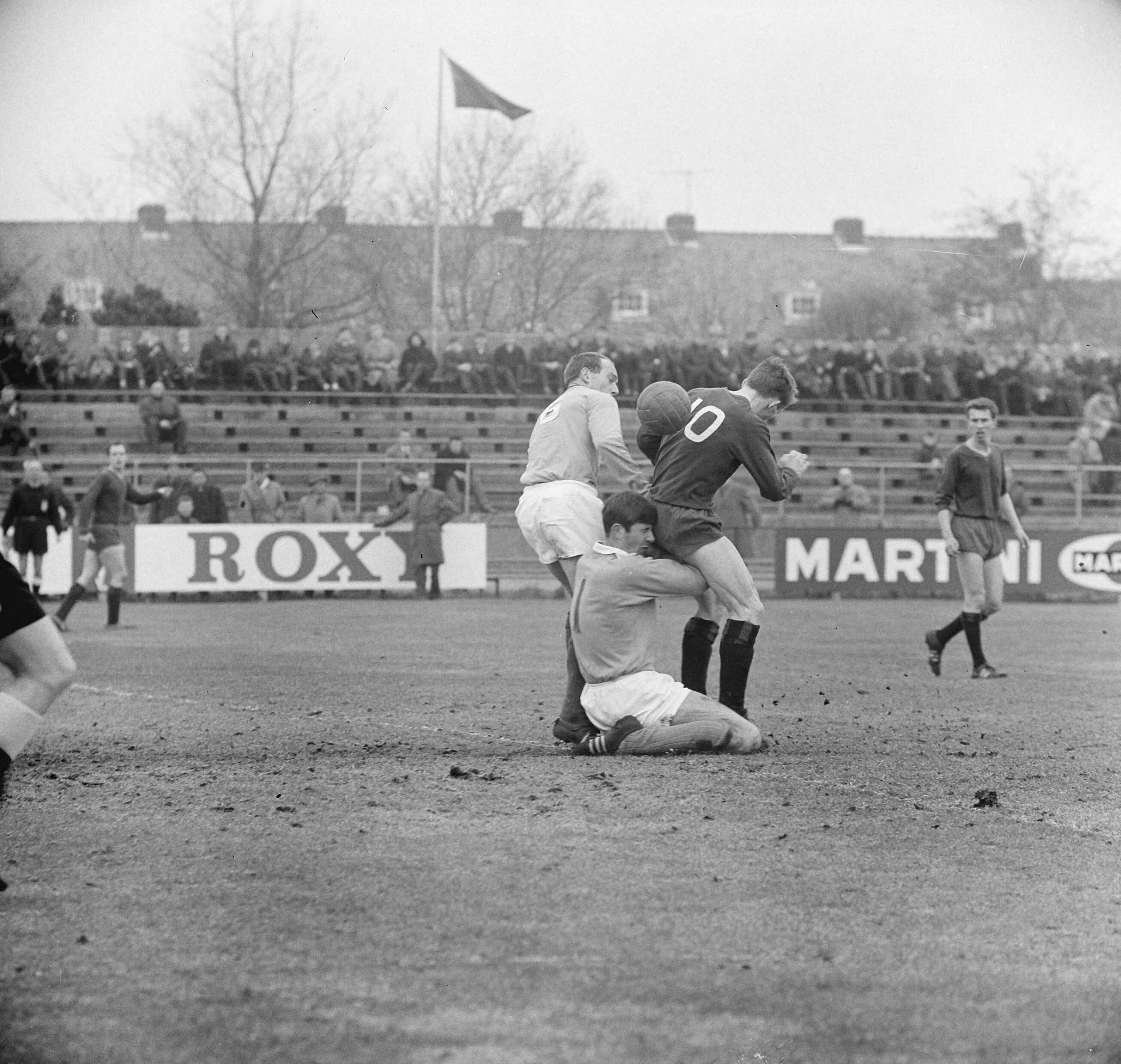 Fotocollectie Anefo — Voetbal. Haarlem tegen HDVS 1-1. Spelmoment, duel van Nico Jonker (Haarlem) — Foto: Nijs, Jac. de / Anefo. Licentie: Set B: Rechtenvrij / Publiek Domein. Bron: Nationaal Archief. http://hdl.handle.net/10648/aa3010c6-d0b4-102d-bcf8-003048976d84