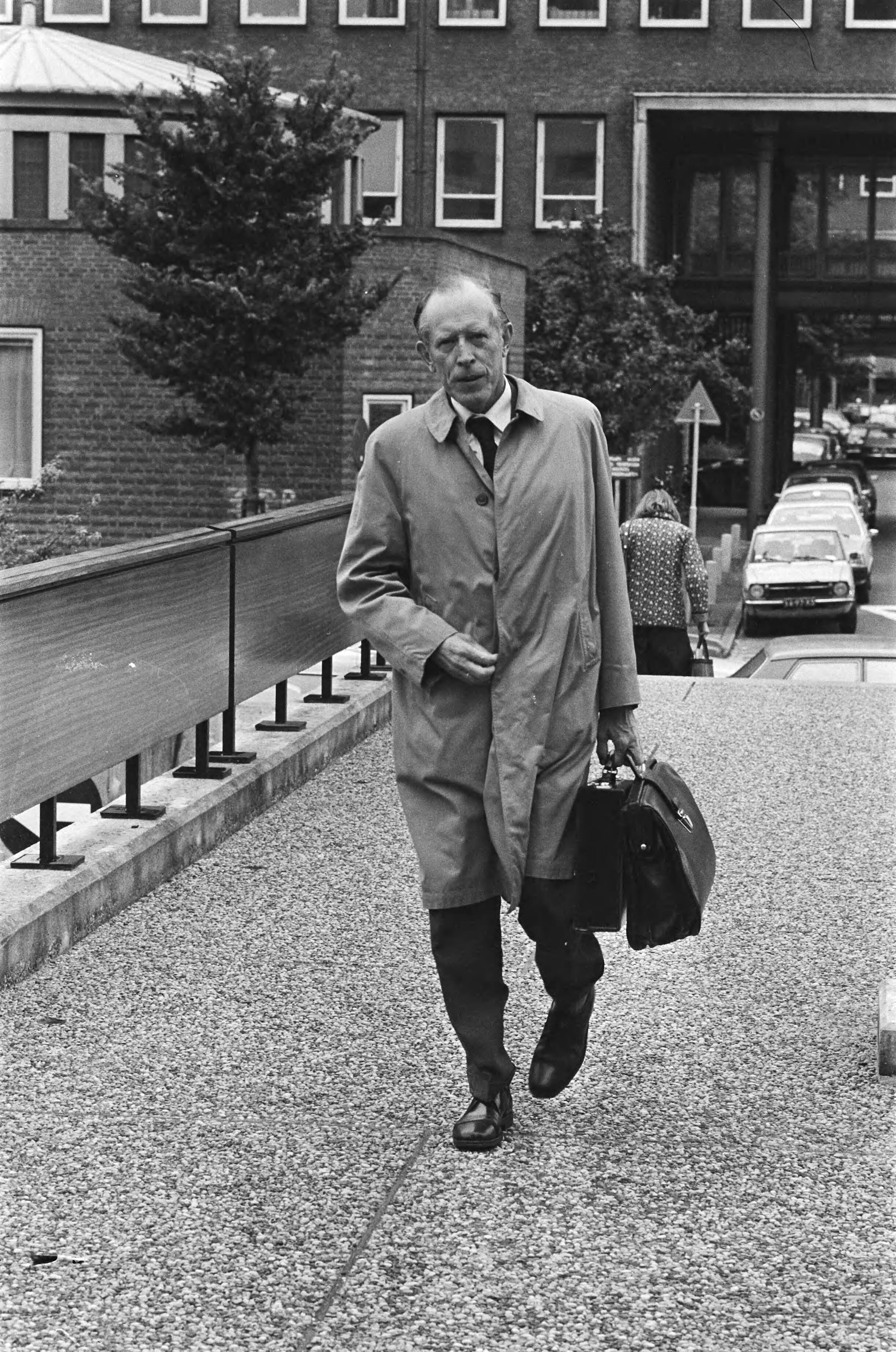 Fotocollectie Anefo — Behandeling Bijzondere Strafkamer in Den Haag van de zaak Menten; aankomst mr. Van Heijningen (verdediger Menten) — Foto: Suyk, Koen / Anefo. Licentie: Set B: Rechtenvrij / Publiek Domein. Bron: Nationaal Archief. http://hdl.handle.net/10648/acbb29c0-d0b4-102d-bcf8-003048976d84