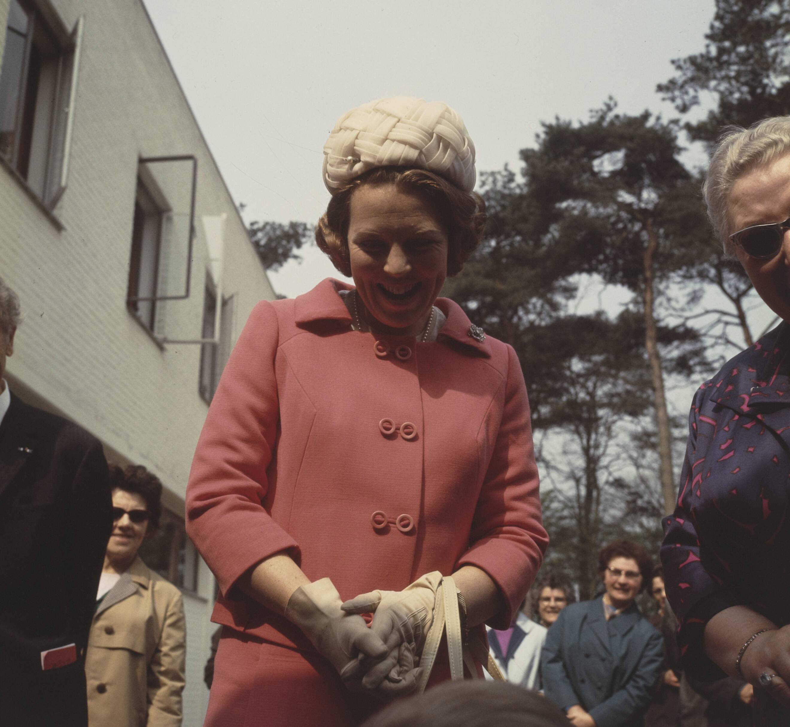 Fotocollectie Anefo — Hare Koninklijke Hoogheid Prinses Beatrix bij de Krabbenbossen in Rijsbergen — Foto: Koch, Eric / Anefo. Licentie: Set B: Rechtenvrij / Publiek Domein. Bron: Nationaal Archief. http://hdl.handle.net/10648/ad90217a-d0b4-102d-bcf8-003048976d84