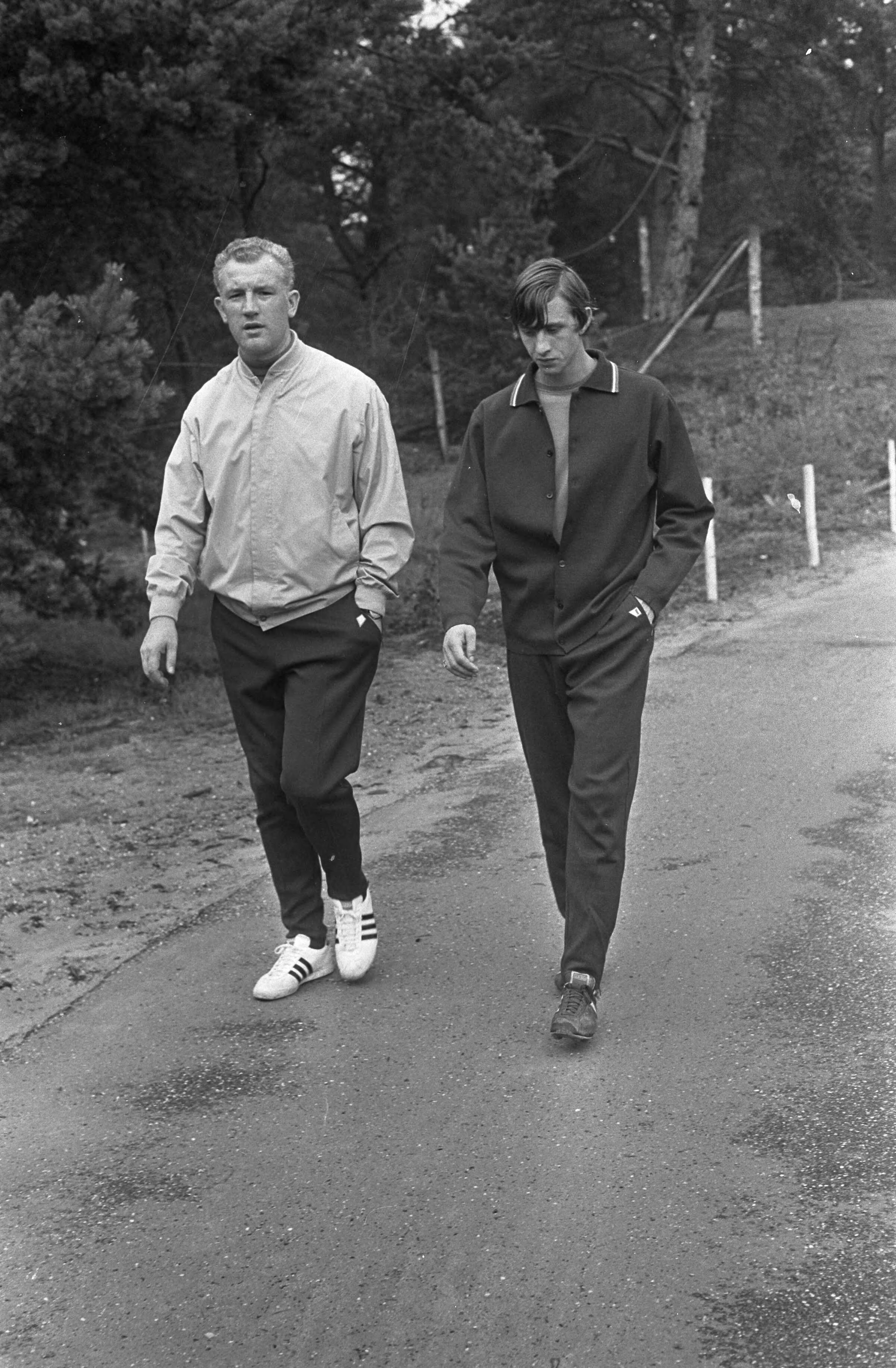 Training van het Nederlands elftal in Zeist — Kessler (links) praat tijdens een wandeling met Cruijff — Foto: Fotograaf Onbekend / Anefo. Licentie: Set B: Rechtenvrij / Publiek Domein. Bron: Nationaal Archief. http://hdl.handle.net/10648/ab4bbffa-d0b4-102d-bcf8-003048976d84