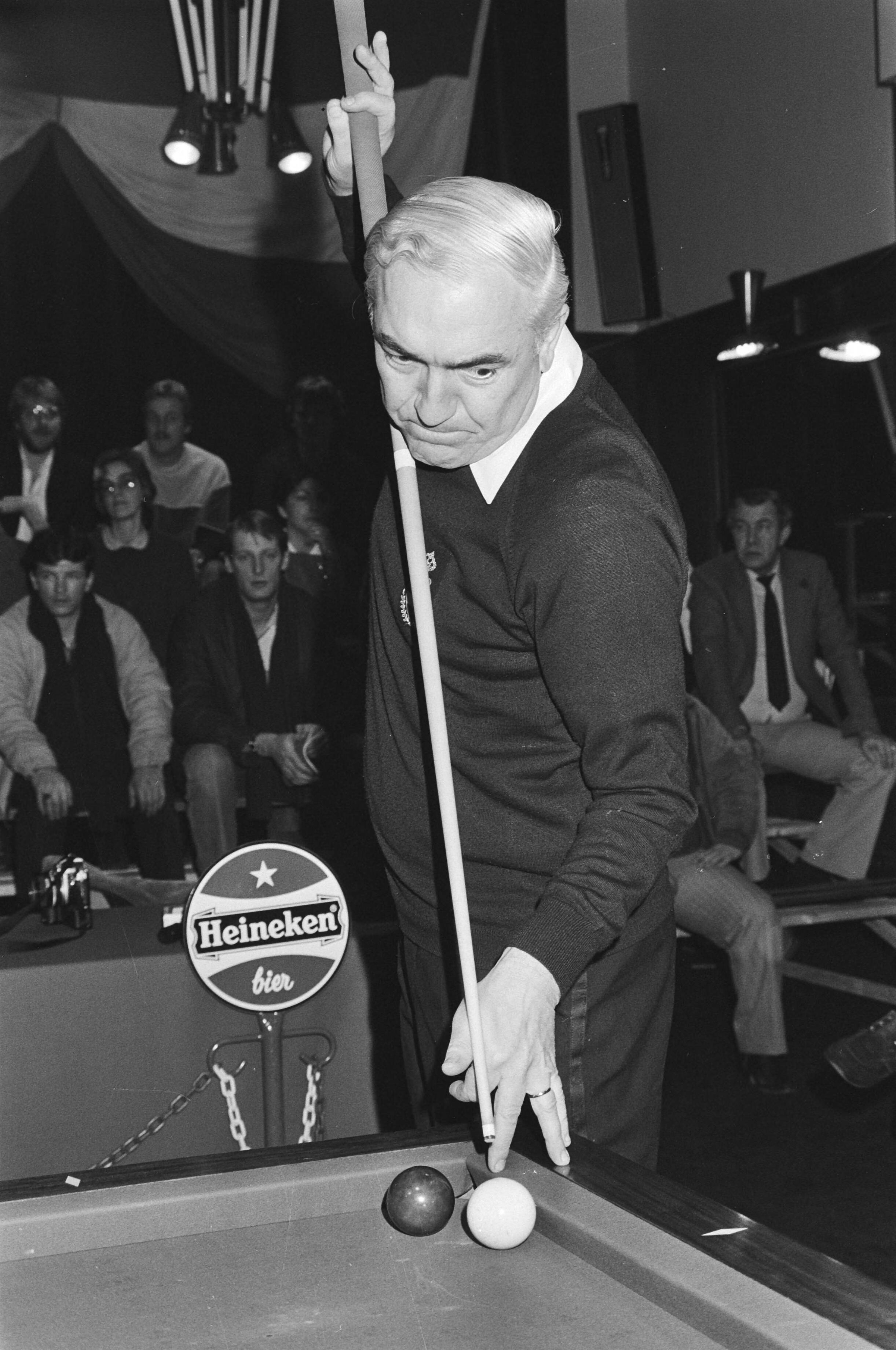 Fotocollectie Anefo — Nederlandse kampioenschappen Biljarten Kunststoten in Haarlem. Van Oosterhout in aktie — Foto: Dijk, Hans van / Anefo. Licentie: Set B: Rechtenvrij / Publiek Domein. Bron: Nationaal Archief. http://hdl.handle.net/10648/ad0ce1f2-d0b4-102d-bcf8-003048976d84