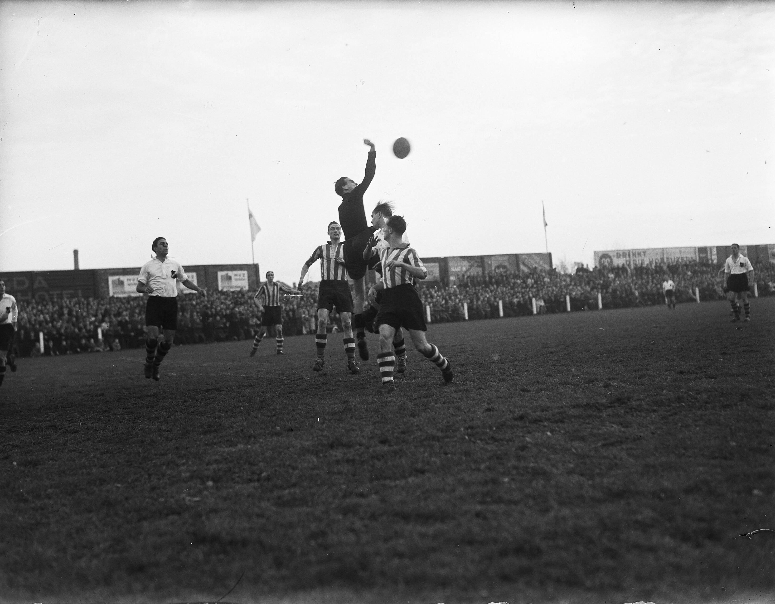 Fotocollectie Anefo — Voetbal. NAC tegen PSV (1-2). NAC-keeper [Boluyt] in actie (exclusief Sportkronie ) — Foto: Noske, J.D. / Anefo. Licentie: Set B: Rechtenvrij / Publiek Domein. Bron: Nationaal Archief. http://hdl.handle.net/10648/a8b068ea-d0b4-102d-bcf8-003048976d84