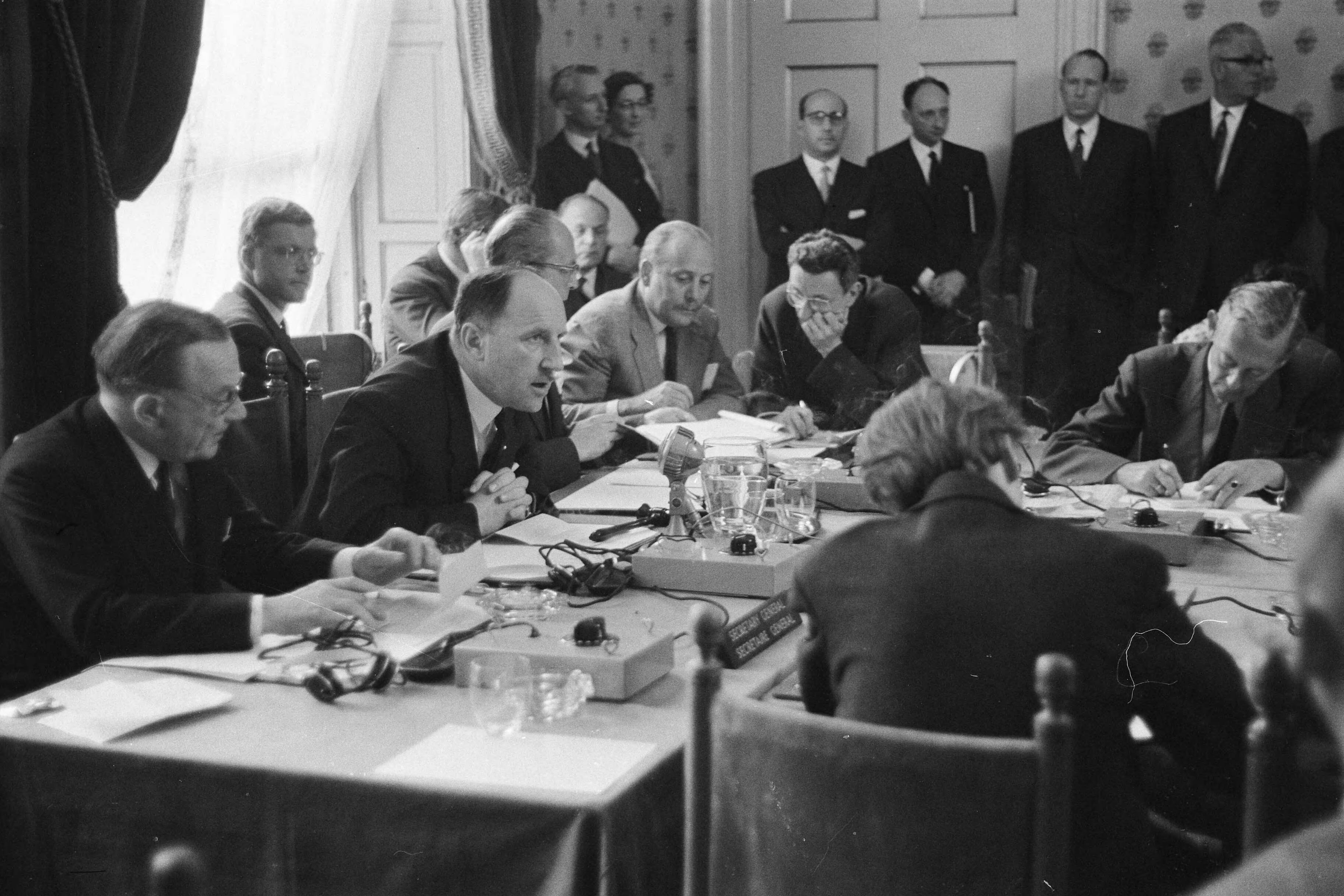 Fotocollectie Anefo — Bijeenkomst ministerraad van West-Europese ministers in Den Haag. Links in het midden minister van Buitenlandse Zaken Joseph Luns tijdens de persconferentie — Foto: Pot, Harry / Anefo. Licentie: Set B: Rechtenvrij / Publiek Domein. Bron: Nationaal Archief. http://hdl.handle.net/10648/a9b1e1ba-d0b4-102d-bcf8-003048976d84