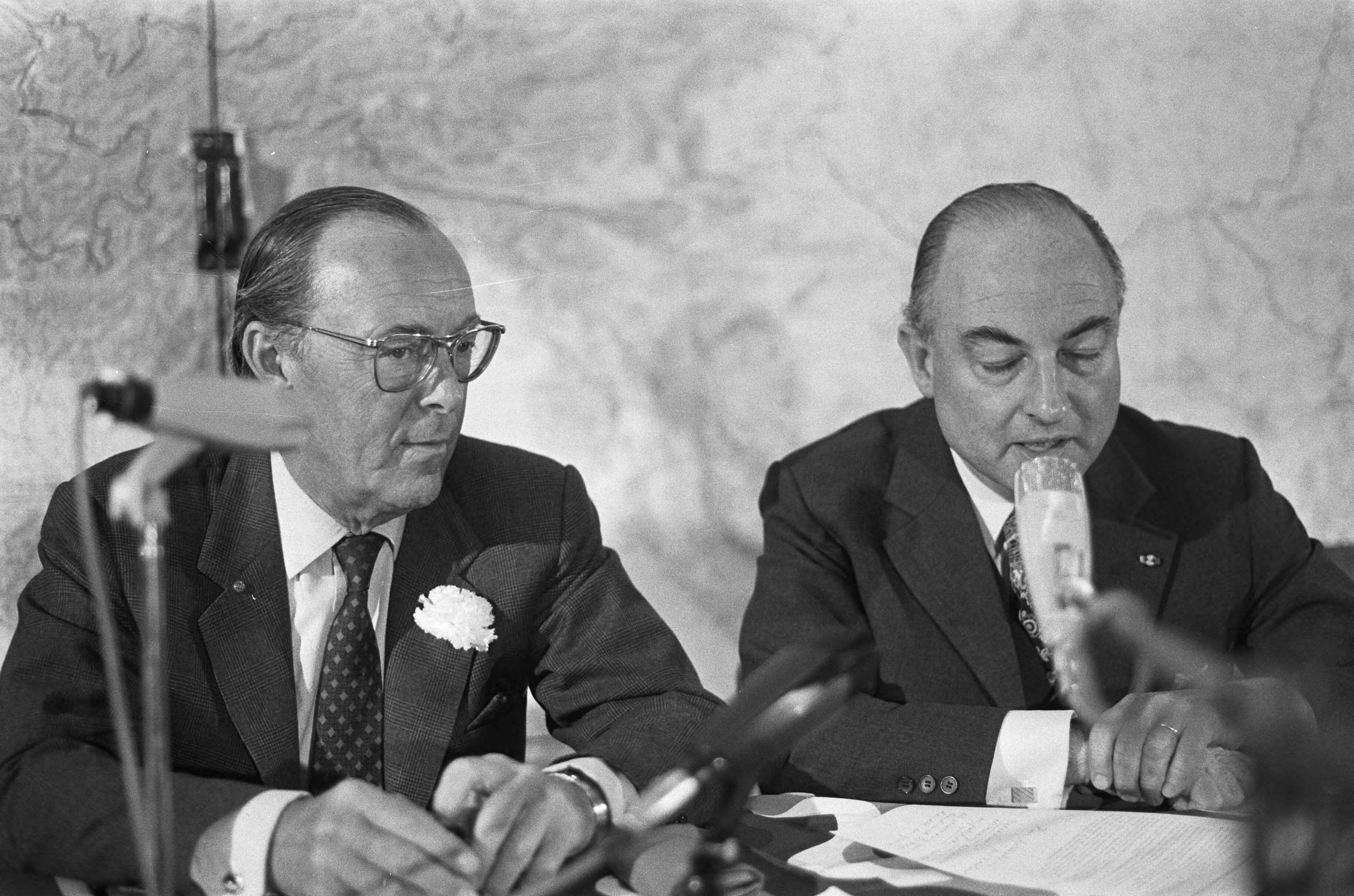 Fotocollectie Anefo — Prins Bernhard komt aan op Soesterberg na reis naar Australie en Indonesie, prins Bernhard en Minister Schmelzer — Foto: Peters, Hans / Anefo. Licentie: Set B: Rechtenvrij / Publiek Domein. Bron: Nationaal Archief. http://hdl.handle.net/10648/ac25fbf2-d0b4-102d-bcf8-003048976d84