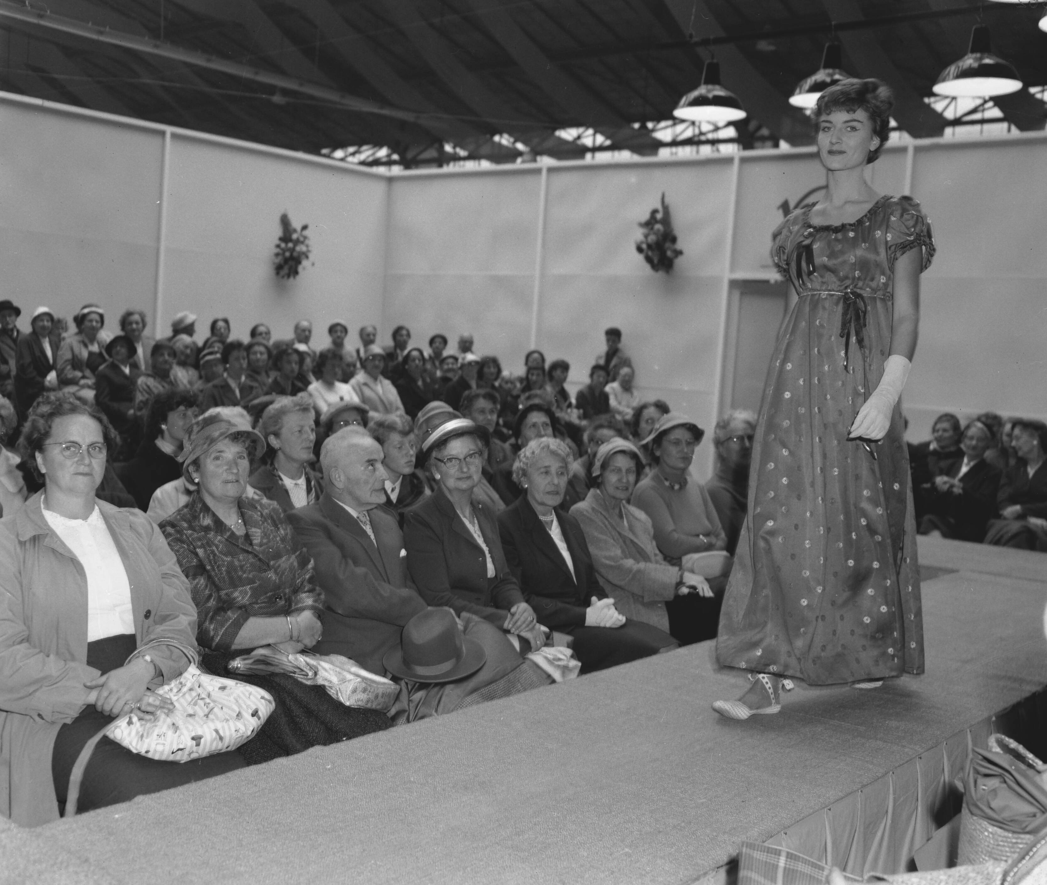 Fotocollectie Anefo — Opening damesbeurs in de Houtrusthal te Den Haag — Foto: Behrens, Herbert F. / Anefo. Licentie: Set B: Rechtenvrij / Publiek Domein. Bron: Nationaal Archief. http://hdl.handle.net/10648/a985c2ce-d0b4-102d-bcf8-003048976d84