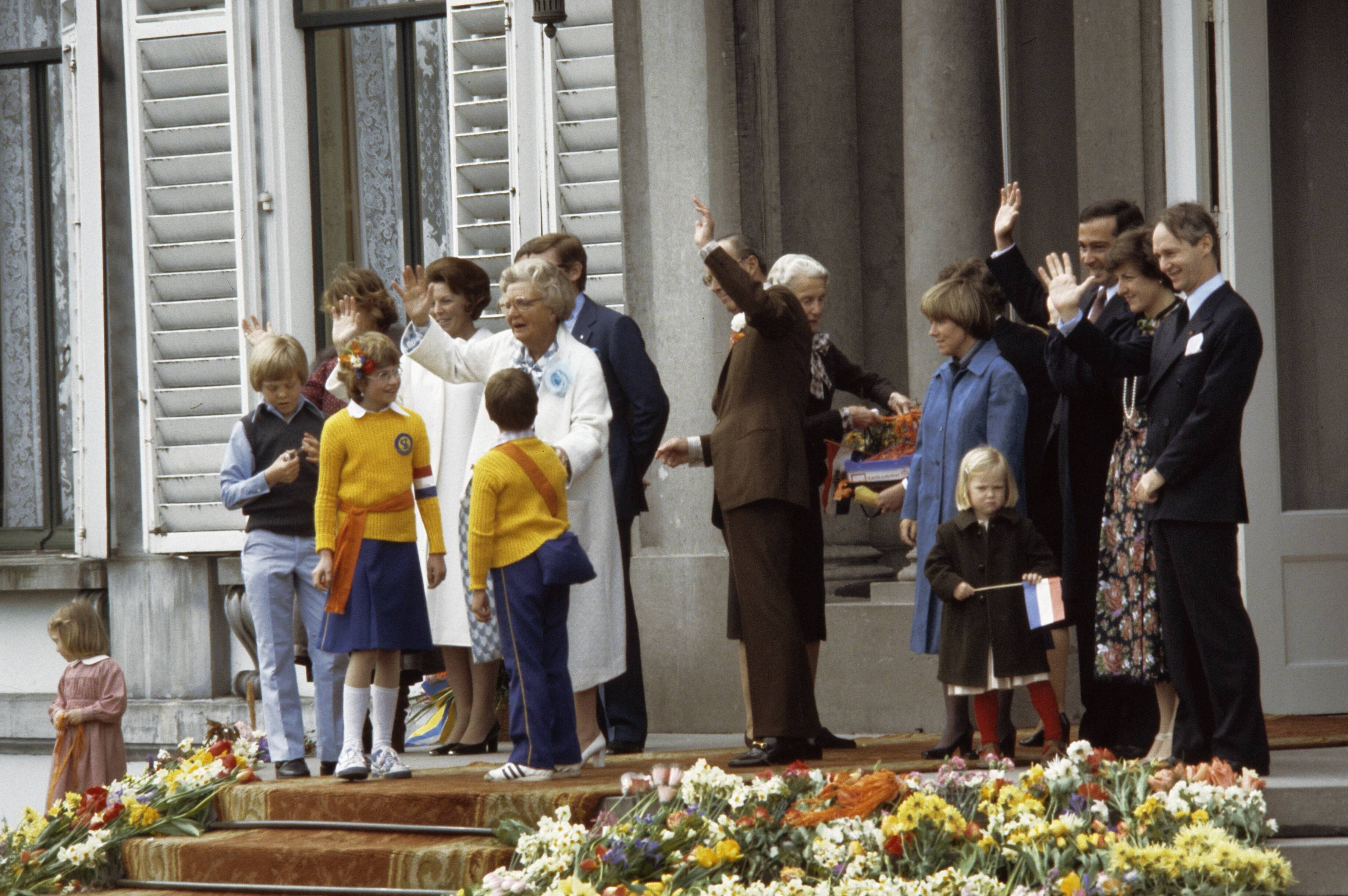 Koniginnedag 1978 — Koninginnedag 1978, defile Soestdijk; defilerenden bij Koninklijke Familie — Foto: Suyk, Koen / Anefo. Licentie: Set B: Rechtenvrij / Publiek Domein. Bron: Nationaal Archief. http://hdl.handle.net/10648/ad947cf2-d0b4-102d-bcf8-003048976d84
